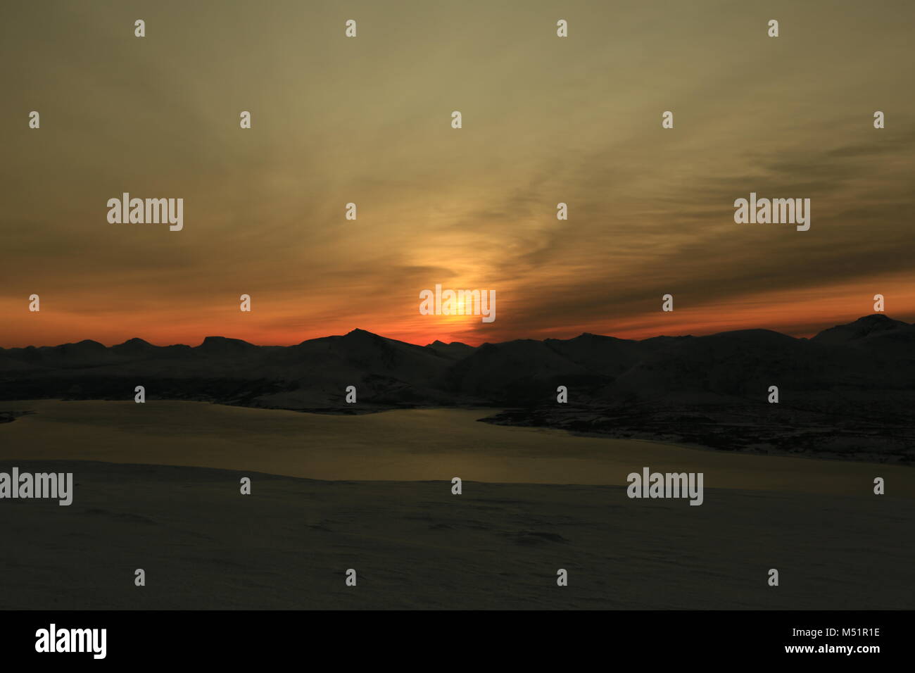 Faible Soleil d'hiver dans les montagnes sur les Fjords Banque D'Images