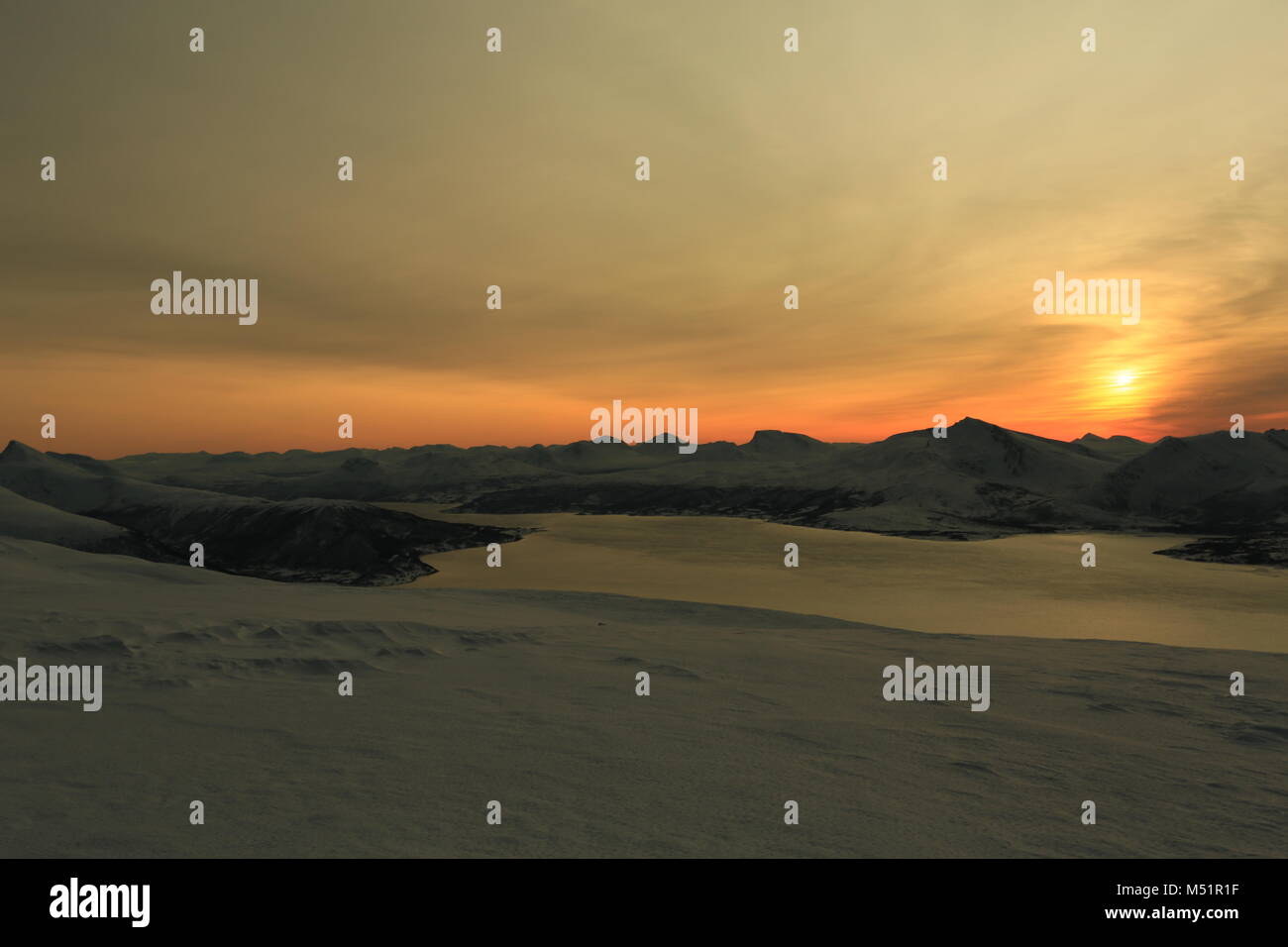 Faible Soleil d'hiver dans les montagnes sur les Fjords Banque D'Images