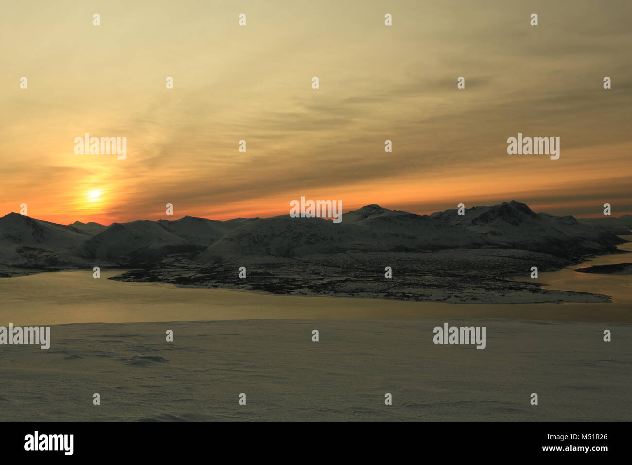 Faible Soleil d'hiver dans les montagnes sur les Fjords Banque D'Images