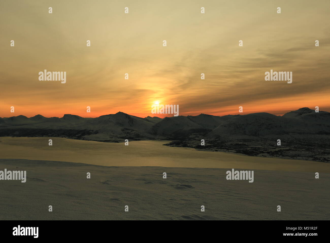Faible Soleil d'hiver dans les montagnes sur les Fjords Banque D'Images