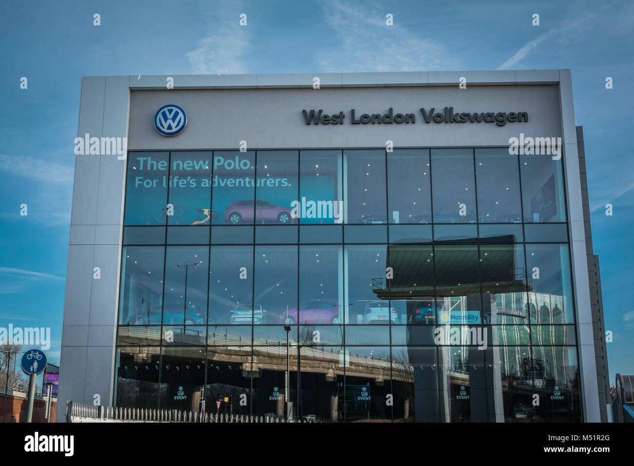 Logo Volkswagen et signalisation à l'extérieur du siège social de West London à Chiswick West London, Royaume-Uni Banque D'Images