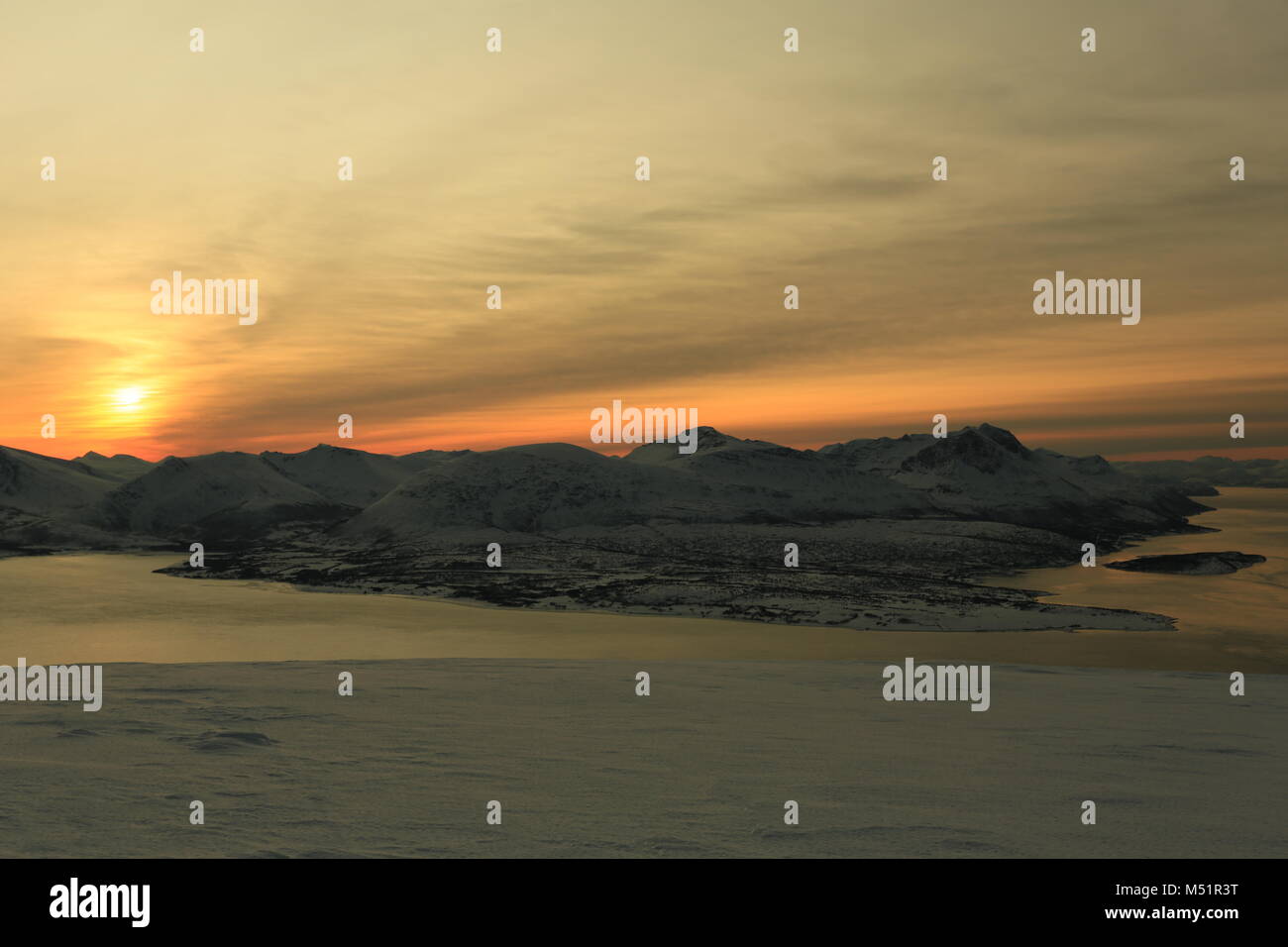 Faible Soleil d'hiver dans les montagnes sur les Fjords Banque D'Images