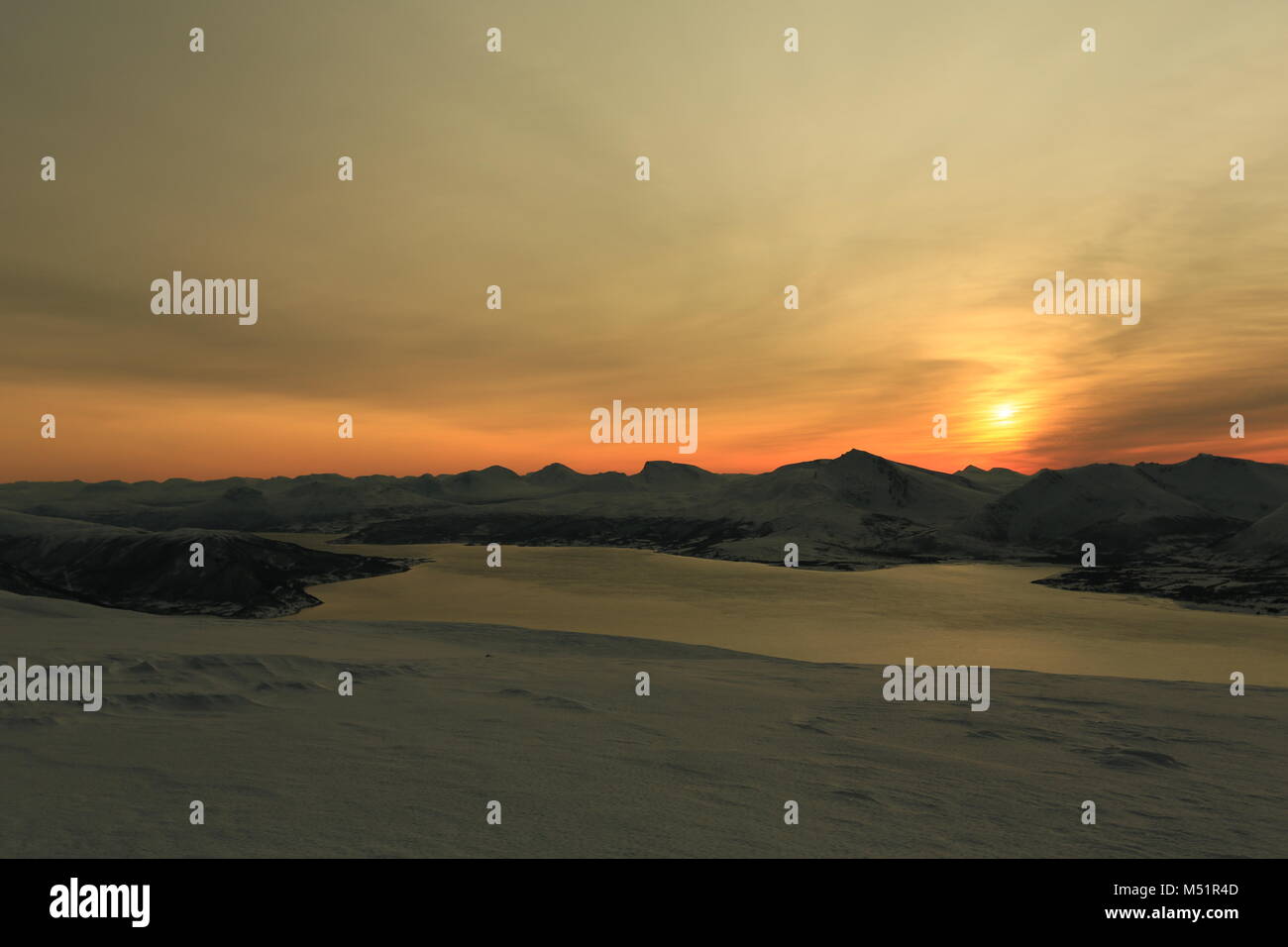 Faible Soleil d'hiver dans les montagnes sur les Fjords Banque D'Images