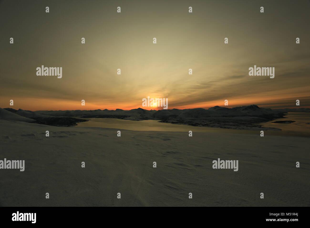 Faible Soleil d'hiver dans les montagnes sur les Fjords Banque D'Images