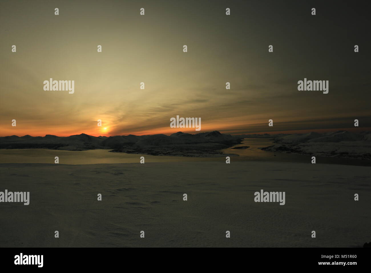Faible Soleil d'hiver dans les montagnes sur les Fjords Banque D'Images