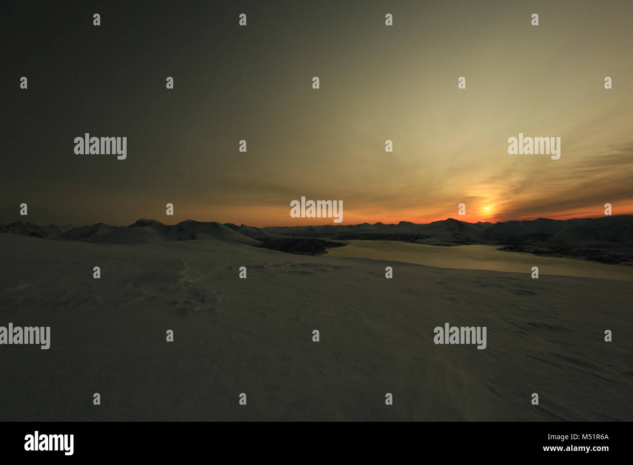 Faible Soleil d'hiver dans les montagnes sur les Fjords Banque D'Images