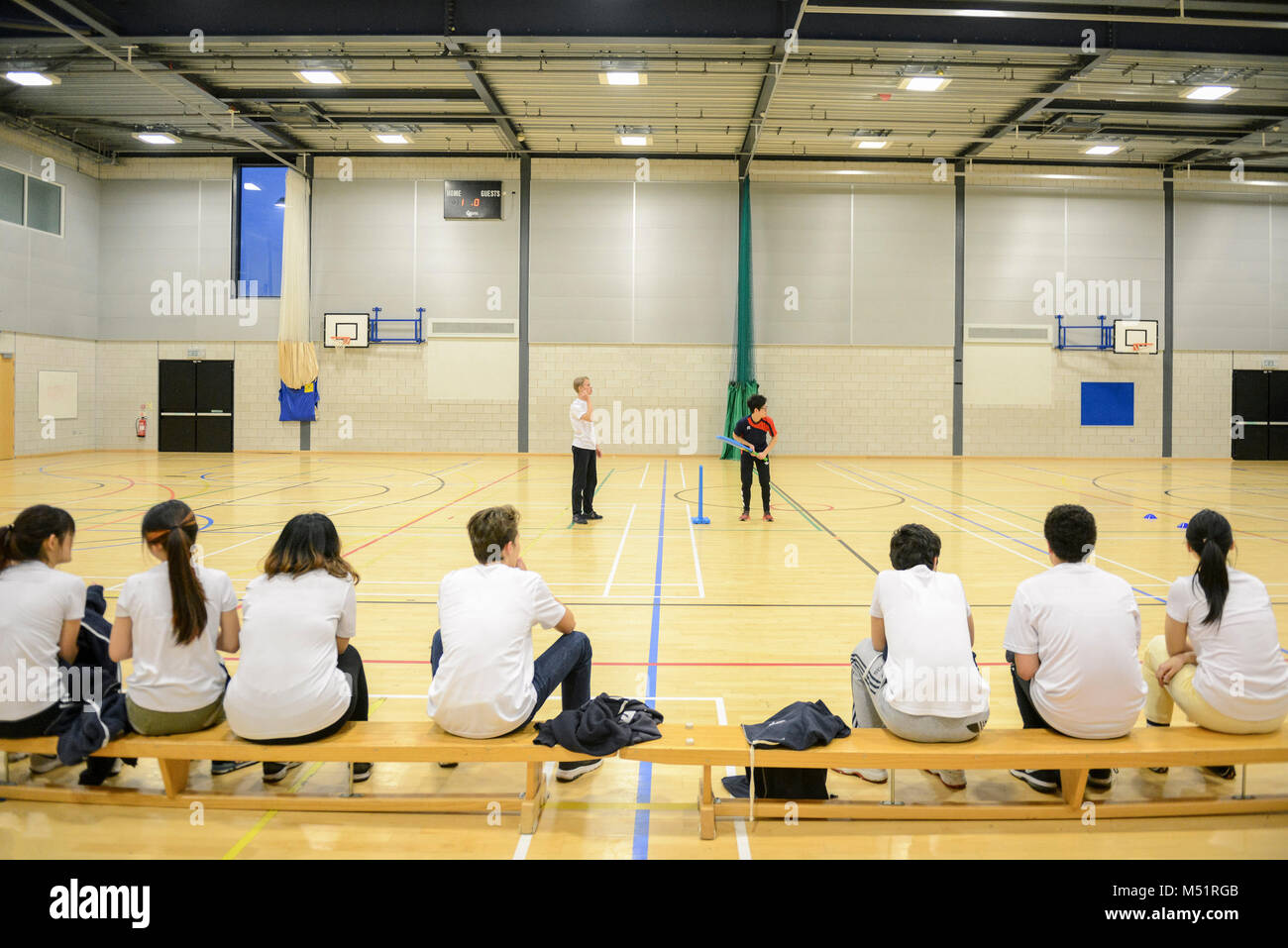 Les élèves de l'école jeu sport dans la piscine salle de sport dans leur école / collège Banque D'Images