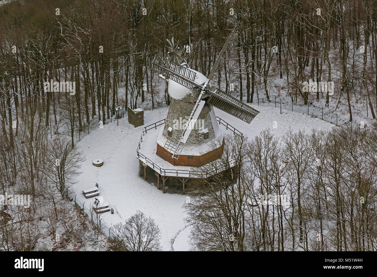 Vue aérienne, moulin à vent Mäckinger Bach, fibre optique open air museum Hagen im Schnee, Hagen, Ruhr, Rhénanie du Nord-Westphalie, Allemagne, Europe, Hagen, Banque D'Images