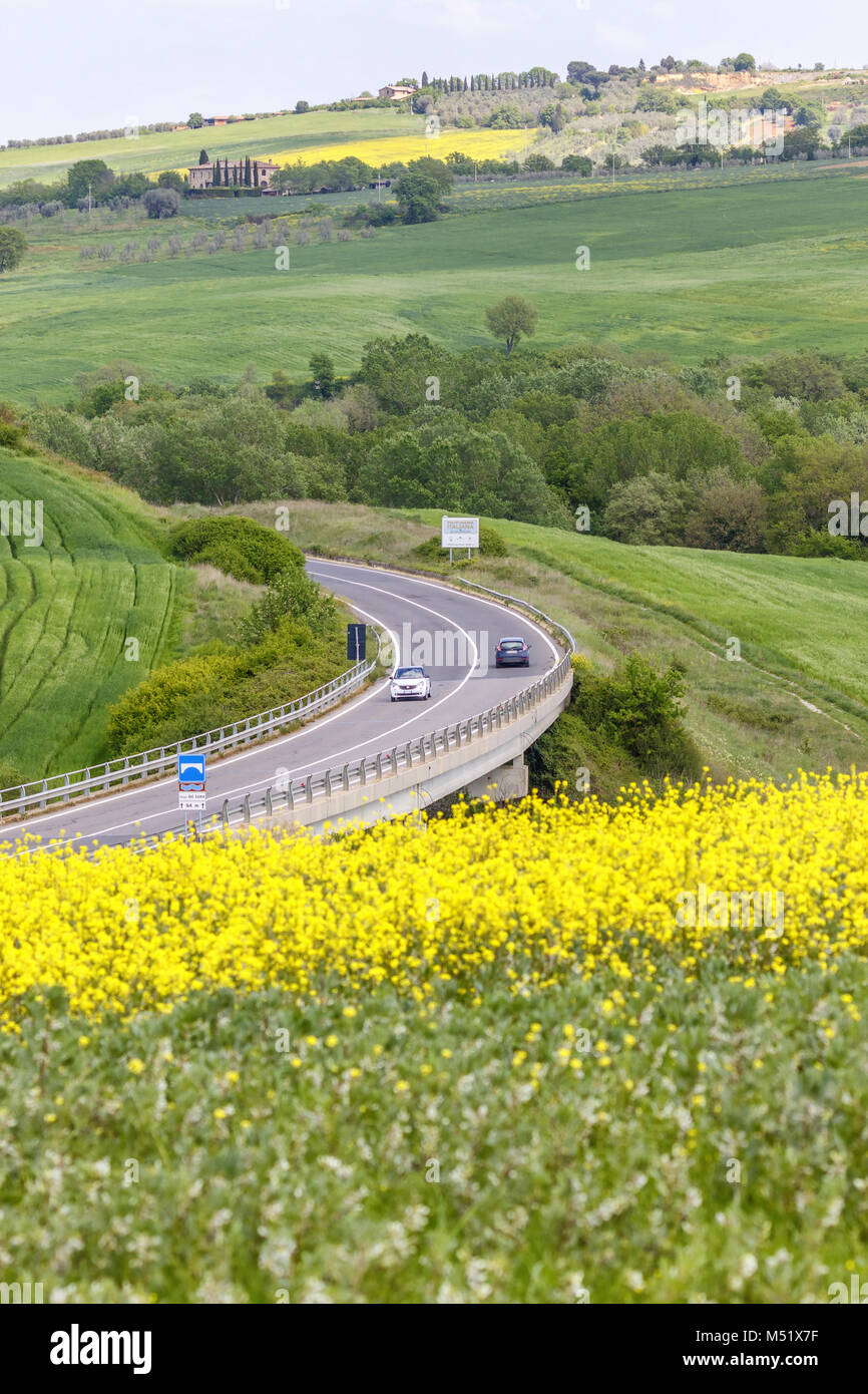 La circulation automobile sur un pont routier in rural landscape Banque D'Images