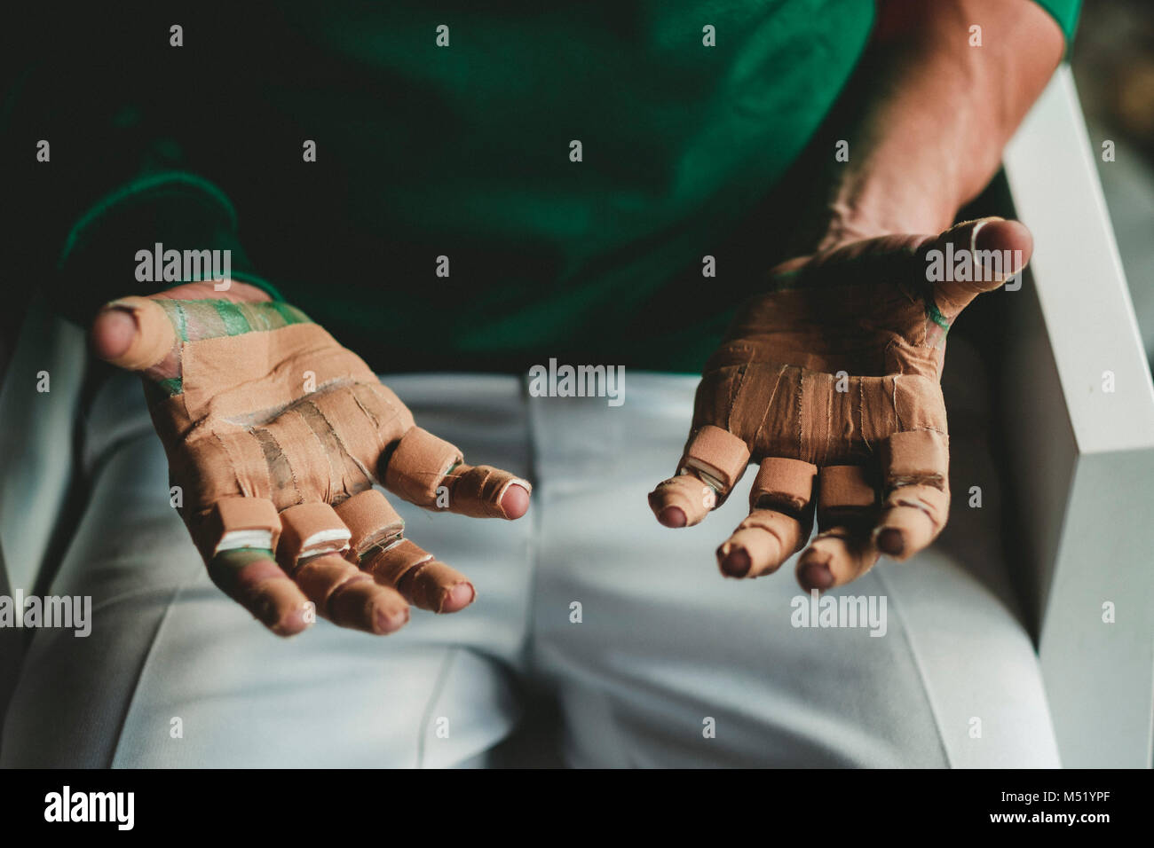 Gros plan des mains des joueurs de pelote basque, Pampelune, Navarre, Espagne Banque D'Images