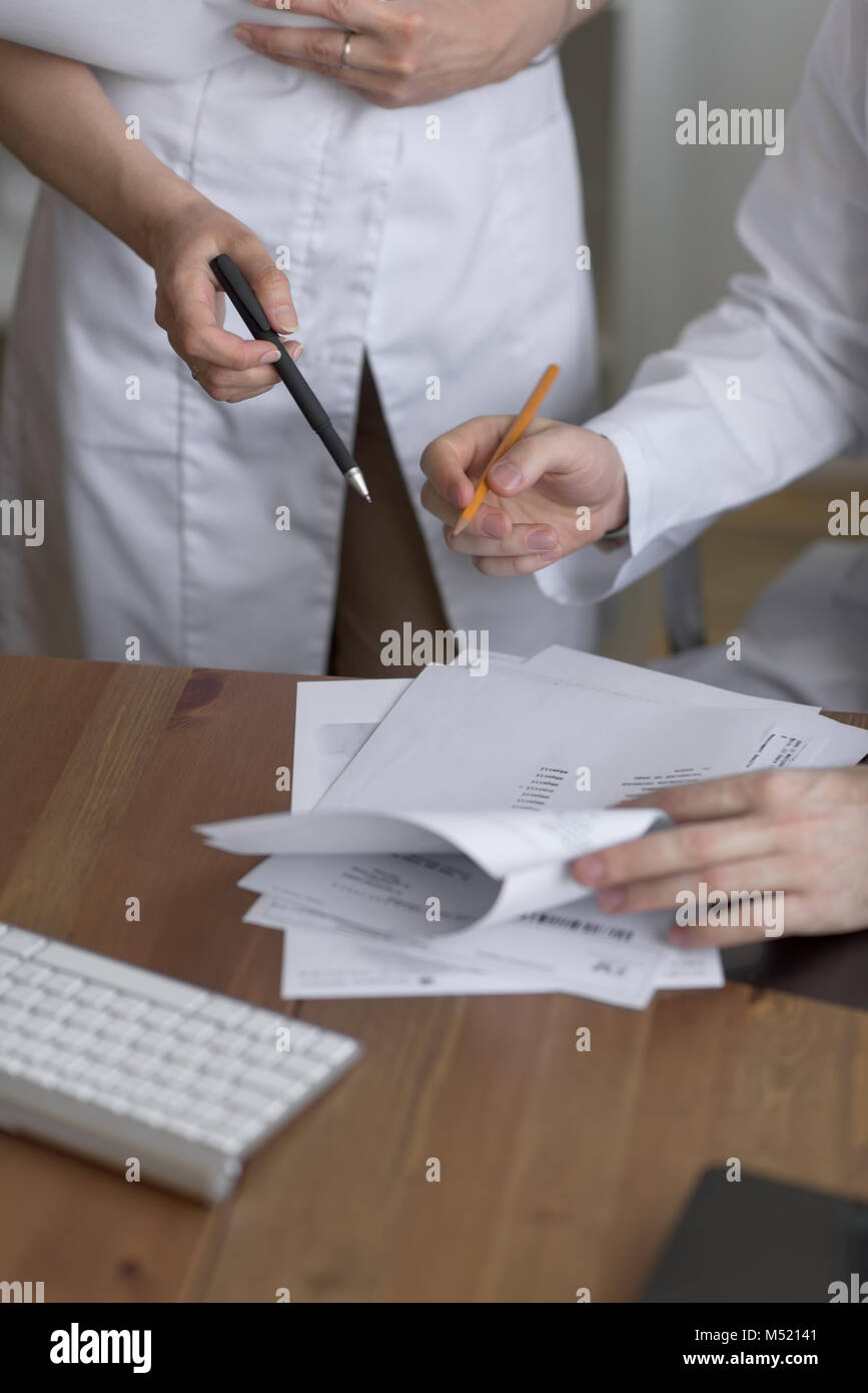 Deux médecins de discuter des résultats d'essai Banque D'Images