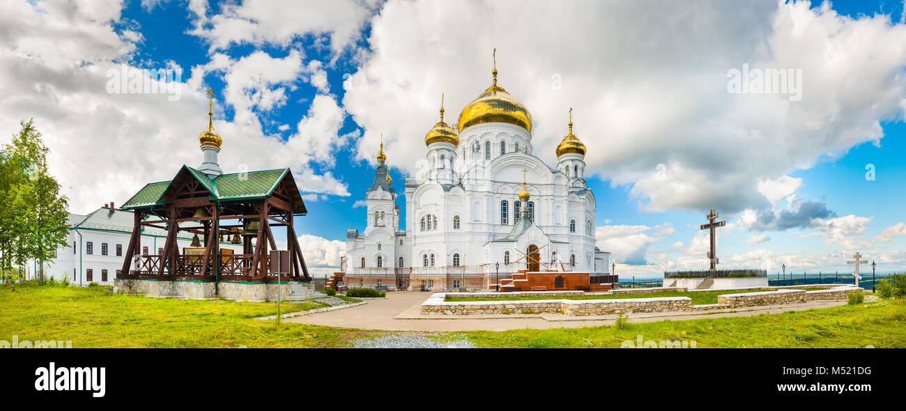 Monastère Belogorsky dans krai de Perm, en Russie. Panorama Banque D'Images