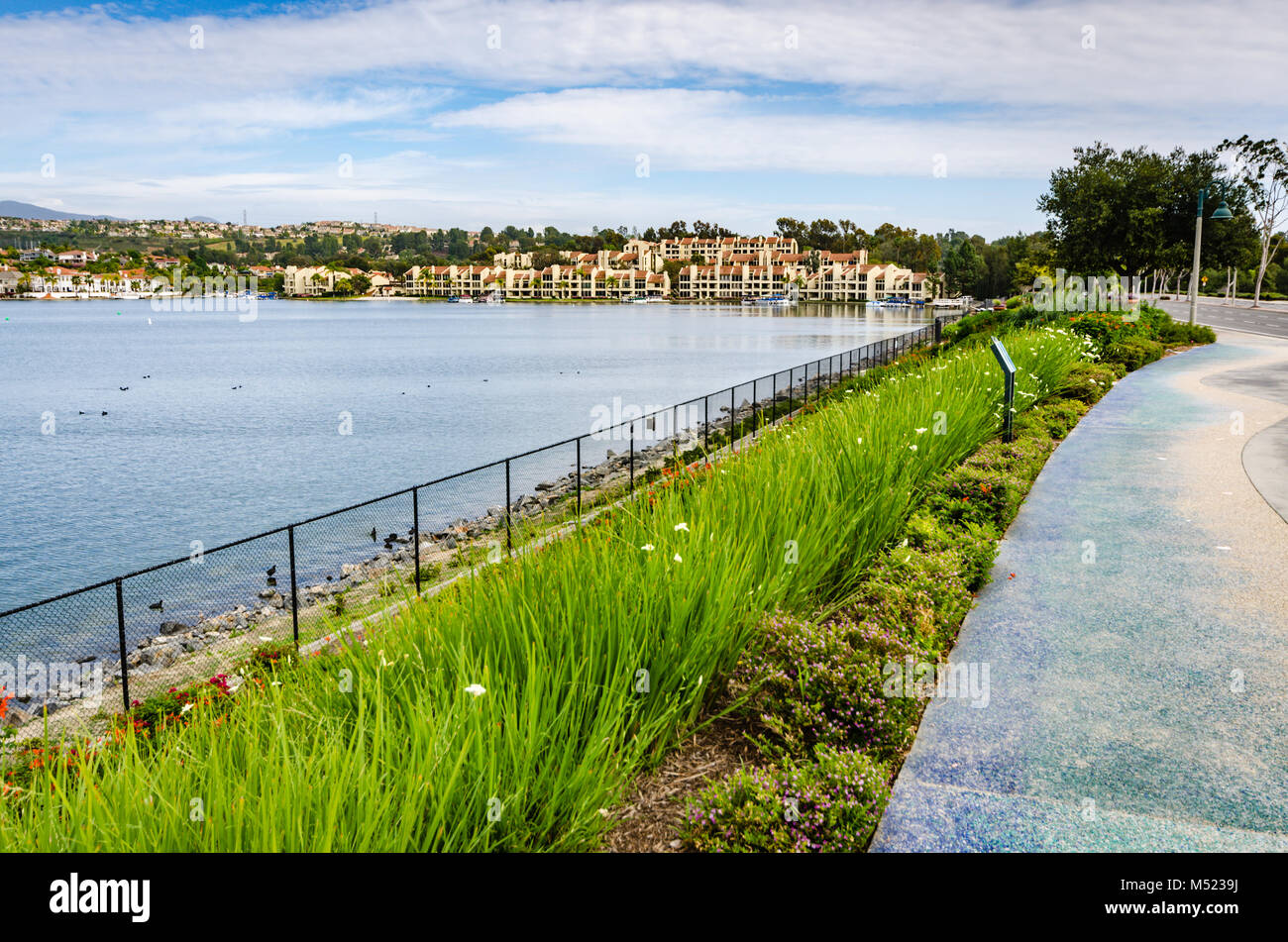 Lake Mission Viejo est un réservoir créé pour les loisirs à Mission Viejo, Orange County, en Californie. Le réservoir est formé par un barrage en terre acro Banque D'Images