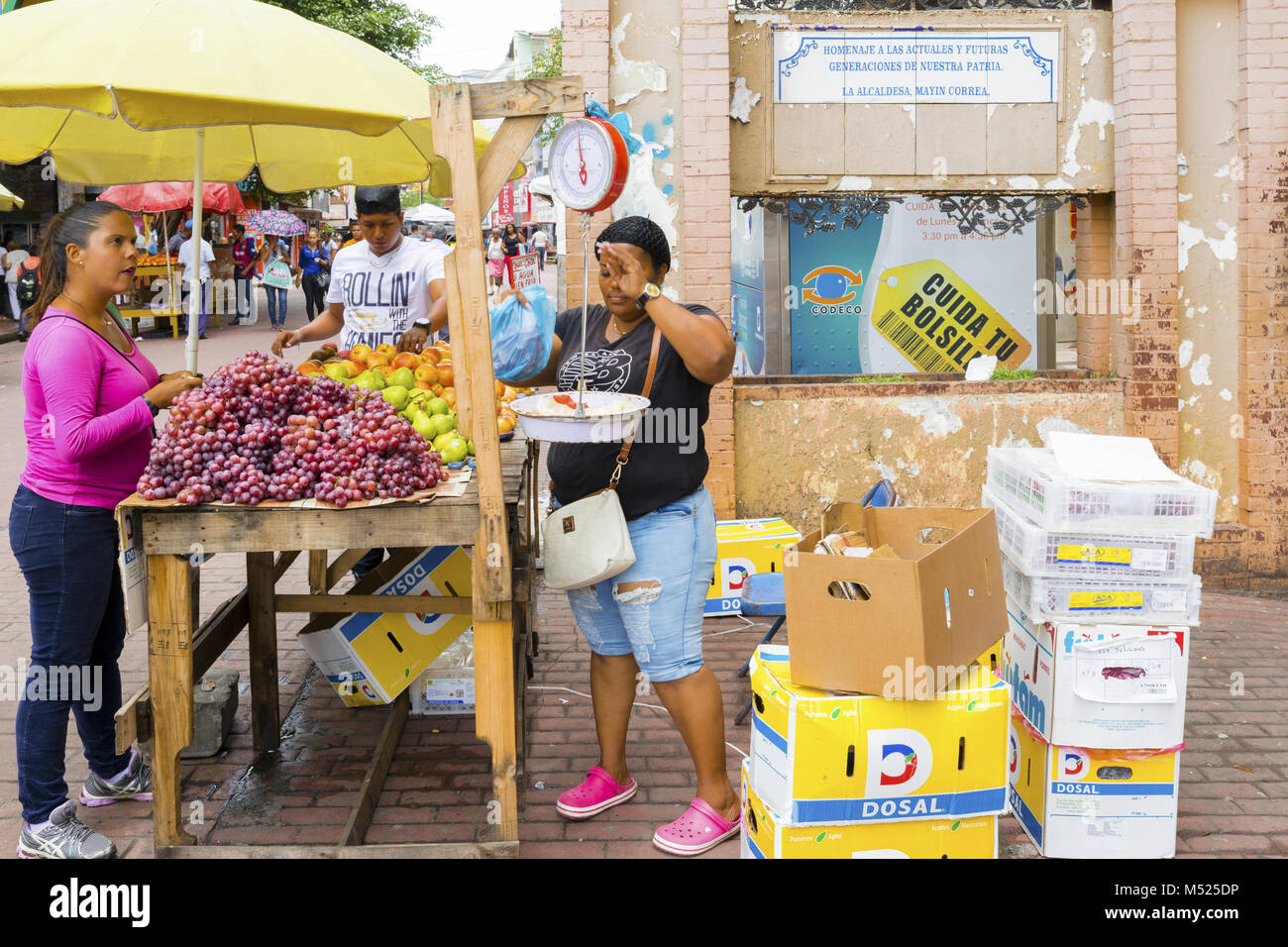 Les achats au banquet de fruits dans l'avenue centrale Panama city Banque D'Images