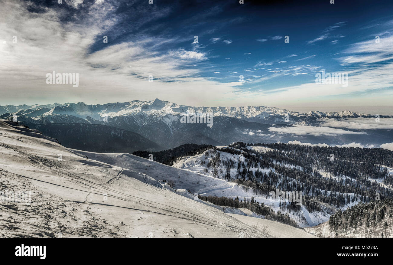 Panorama de la chaîne de montagnes du Caucase avec Ros Peak. Dans le sens de la pente sud. Banque D'Images