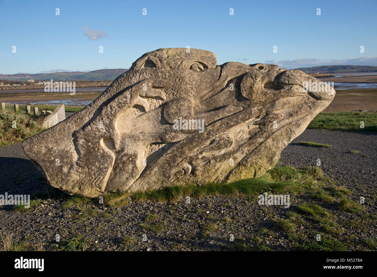 Échapper à la lumière de la sculpture sur pierre par Josephina de Vasconcellos Haverigg Barrow in Furness Cumbria Banque D'Images