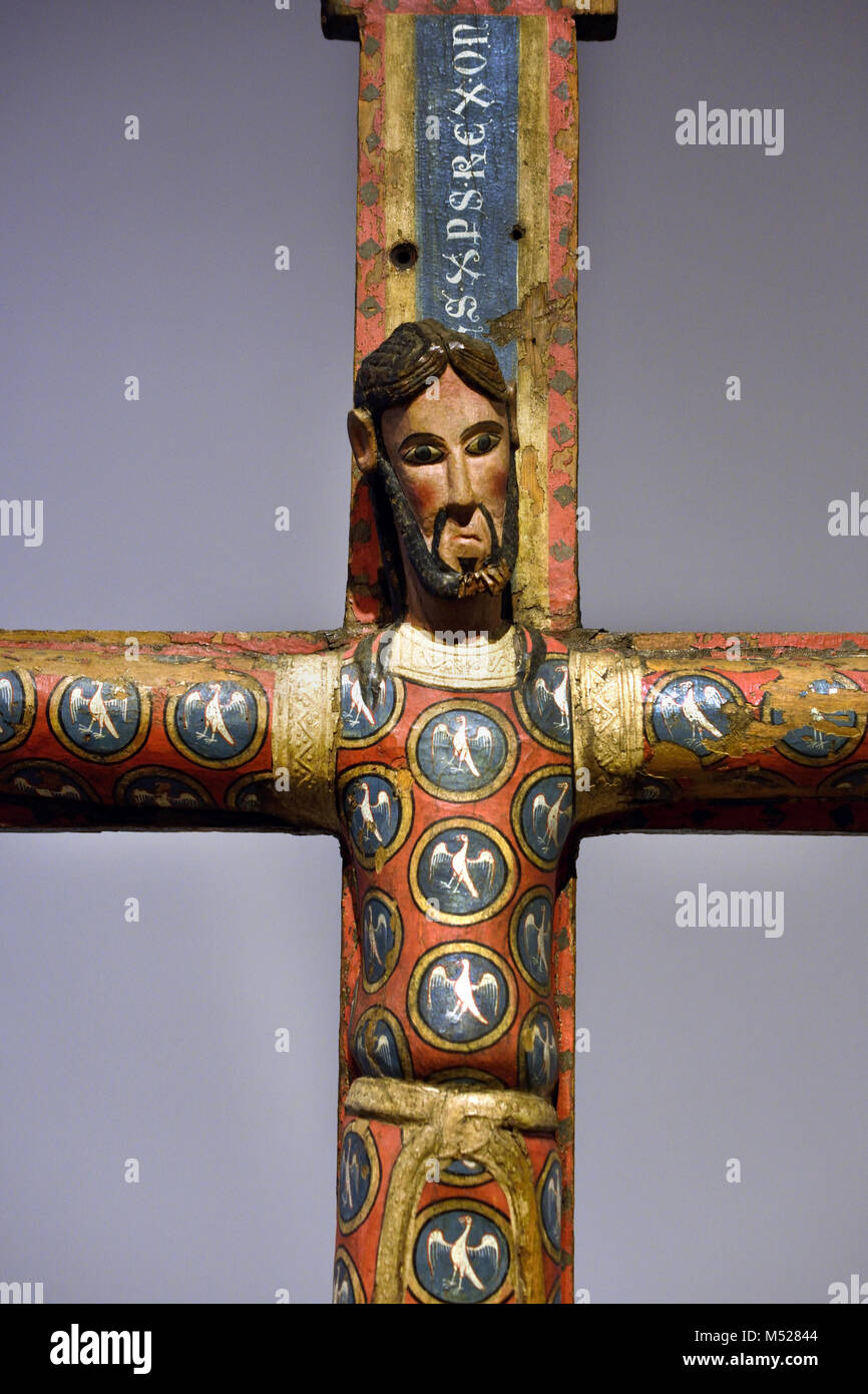 La majesté du Christ sur la croix par Catalan anonyme fin du 12e siècle, l'Espagne, l'espagnol, ( Cette figure du Christ est un clair exemple de la sculpture romane catalane et révèle le caractère conceptuel et solennelle de l'art médiéval Catalan Pyrénées , ) Banque D'Images