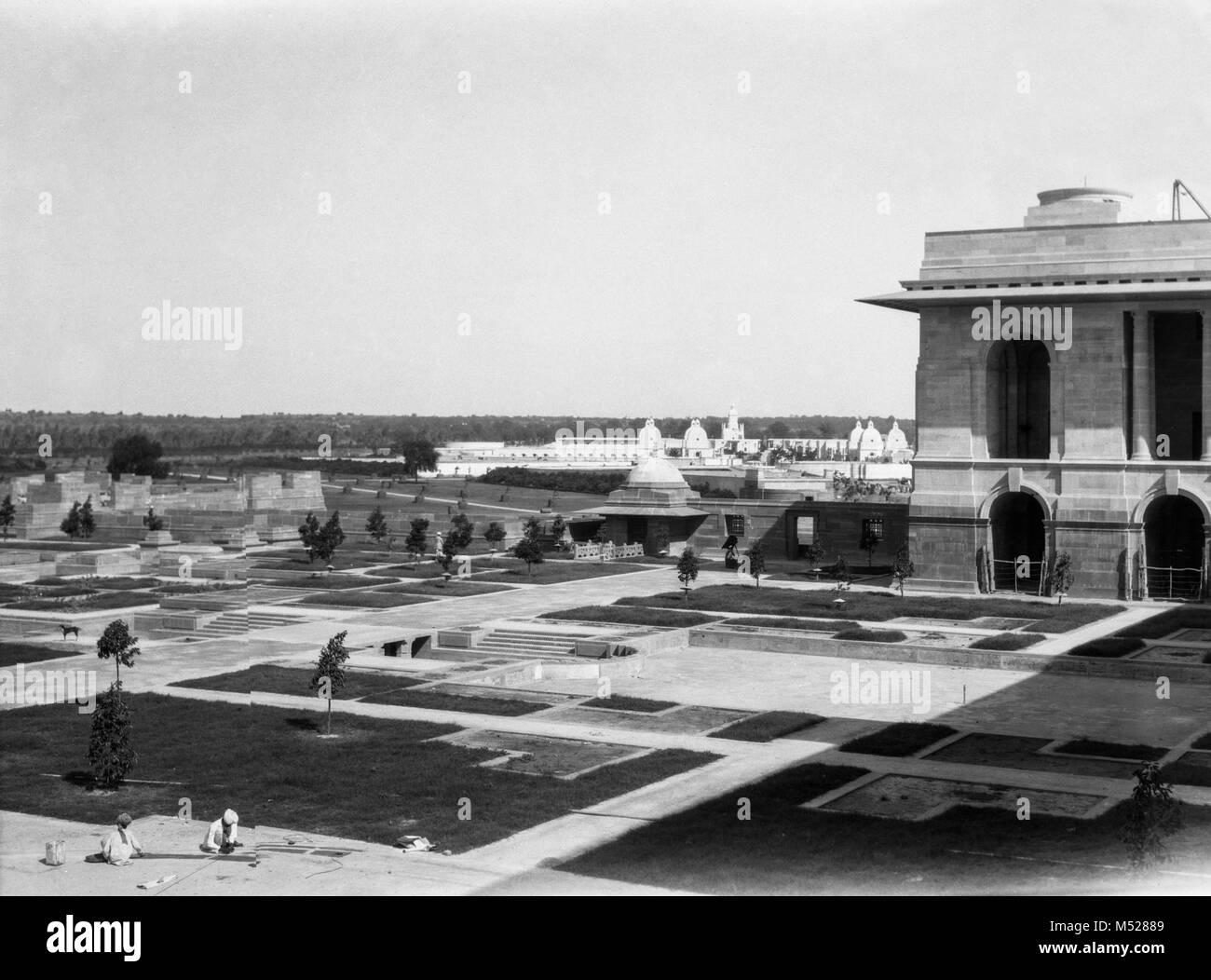 La construction de Rashtrapati Bhavan photo prise par A. G. Shoosmith, Edwin Lutyens son représentant à New Delhi, où il a travaillé de 1920-1931.Shoosmith sortit pour l'Inde en 1920 pour être Edwin Lutyens' représentant permanent à New Delhi. Lorsque la nouvelle capitale est en hausse, Lutyens et Herbert Baker seulement est sorti pour un couple de mois chaque hiver, alors que le représentant permanent a été sur-le-champ toute l'année, et le travail de Shoosmith était de superviser la construction de la maison du vice-roi Banque D'Images La construction de Rashtrapati Bhavan photo prise par A. G. Shoosmith, Edwin Lutyens son représentant à New Delhi, où il a travaillé de 1920-1931.Shoosmith sortit pour l'Inde en 1920 pour être Edwin Lutyens' représentant permanent à New Delhi. Lorsque la nouvelle capitale est en hausse, Lutyens et Herbert Baker seulement est sorti pour un couple de mois chaque hiver, alors que le représentant permanent a été sur-le-champ toute l'année, et le travail de Shoosmith était de superviser la construction de la maison du vice-roi Banque D'Images