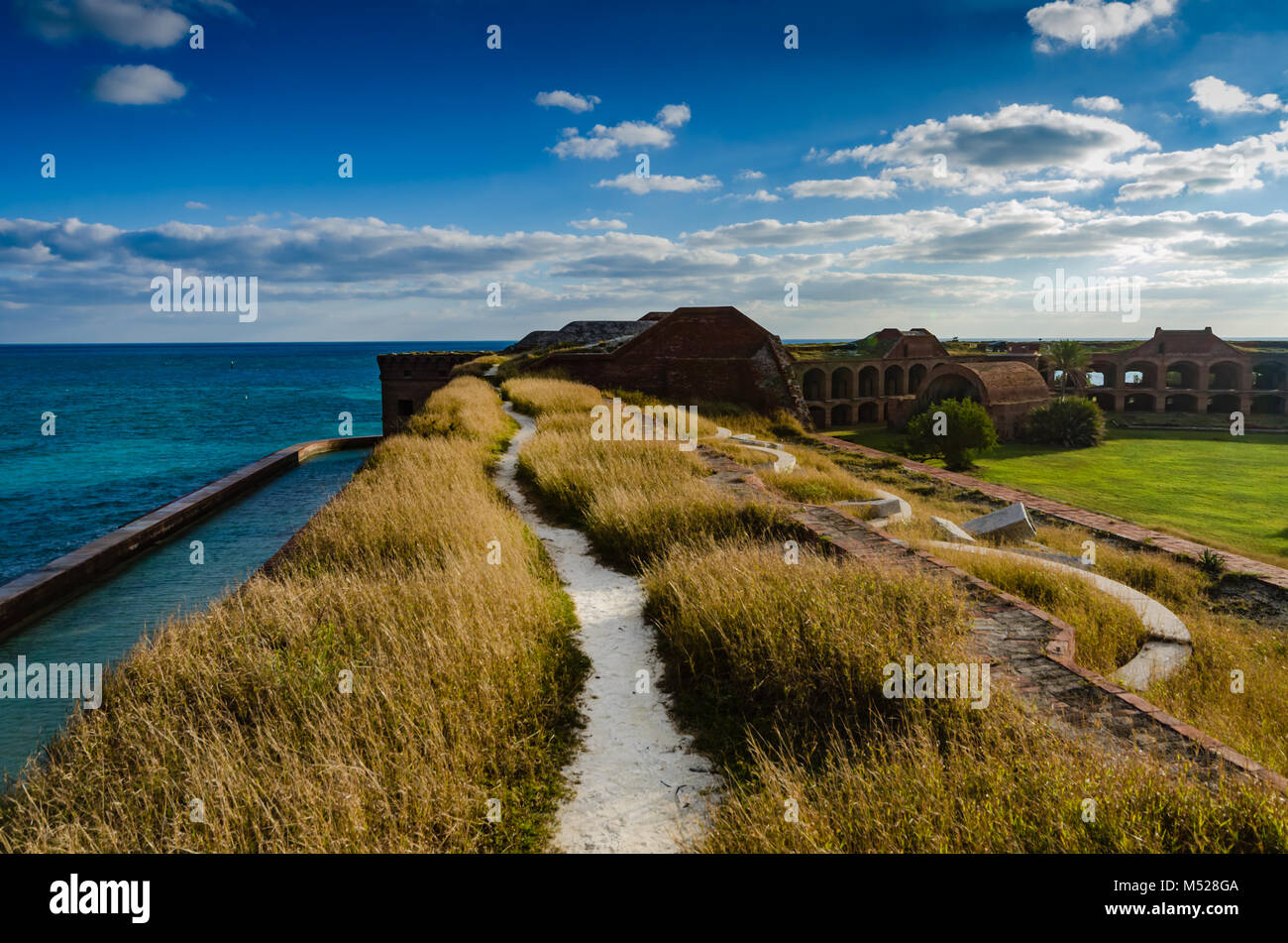 Chemin de sable dans l'herbe sur le haut de la paroi de la forteresse de Fort Jefferson dans le parc national sec de Tortugas dans les Florida Keys. Banque D'Images