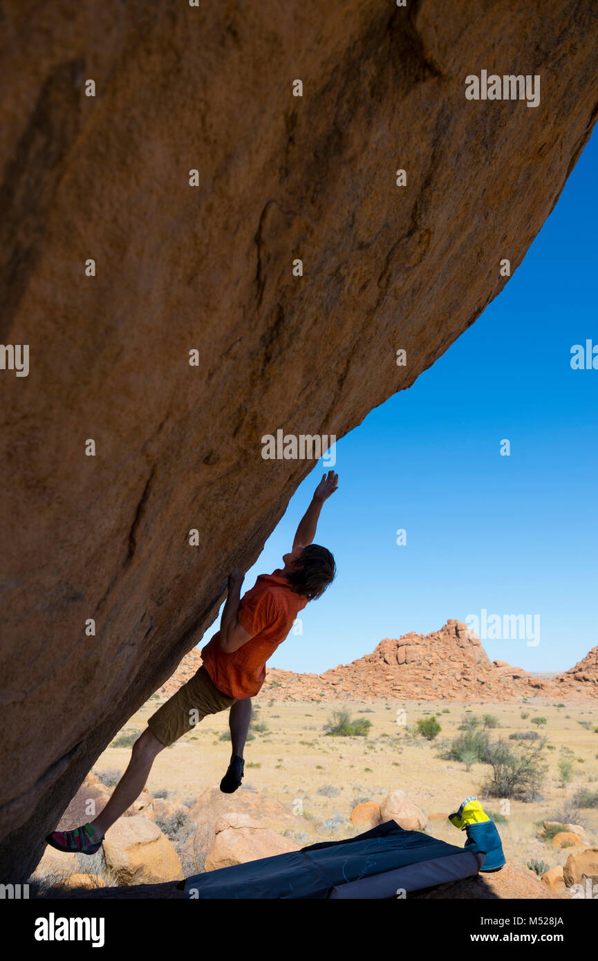 Durant l'expédition d'escalade homme à Spitzkoppe, région d'Erongo, Namibie Banque D'Images