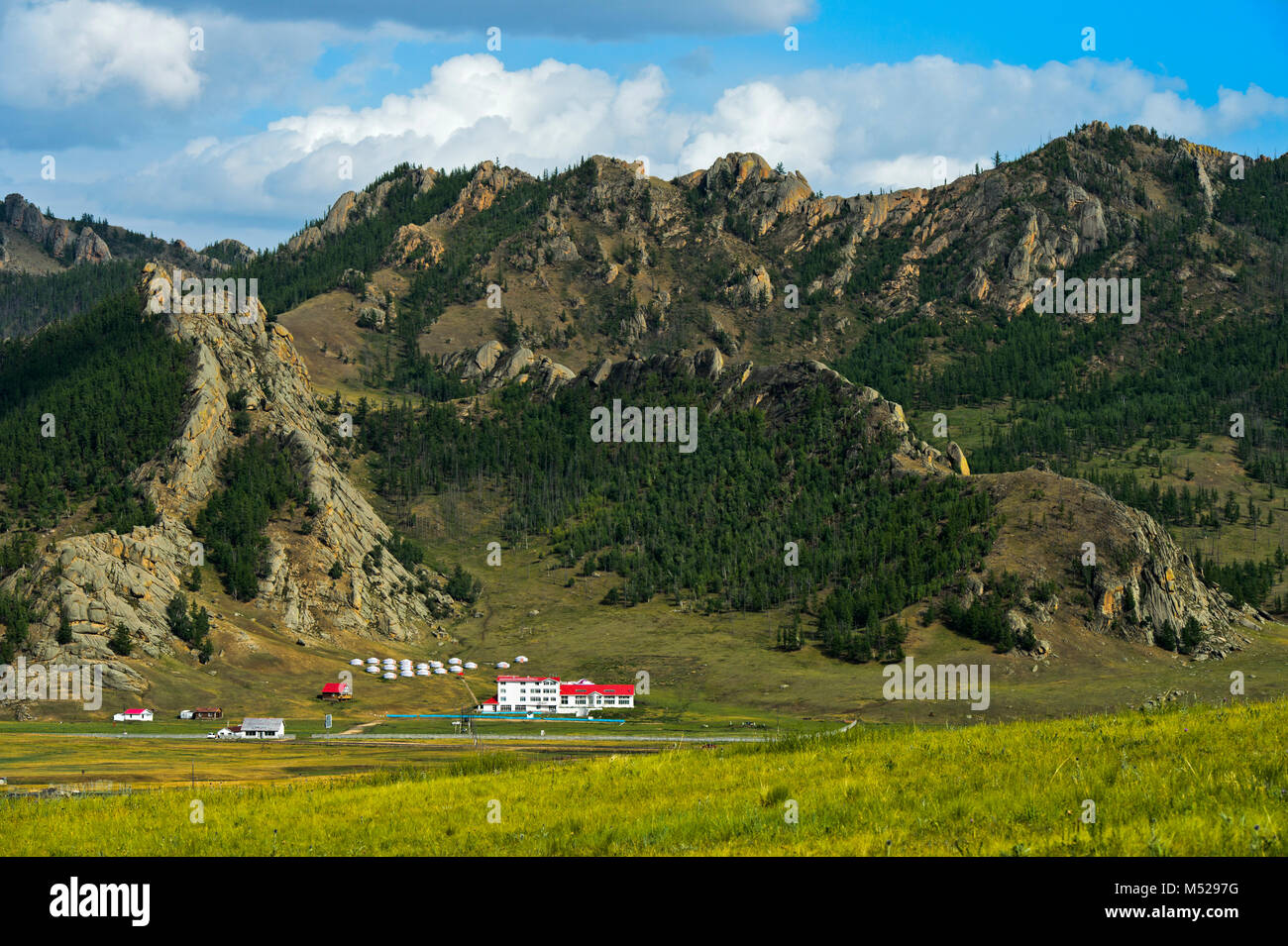 L'hébergement touristique avec yourtes en Mongolie,Parc National Gorkhi-Terelj Banque D'Images
