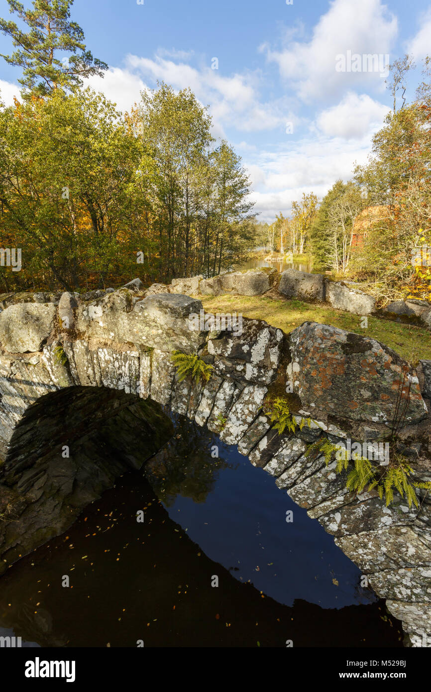 Arch pont sur une rivière en automne Banque D'Images