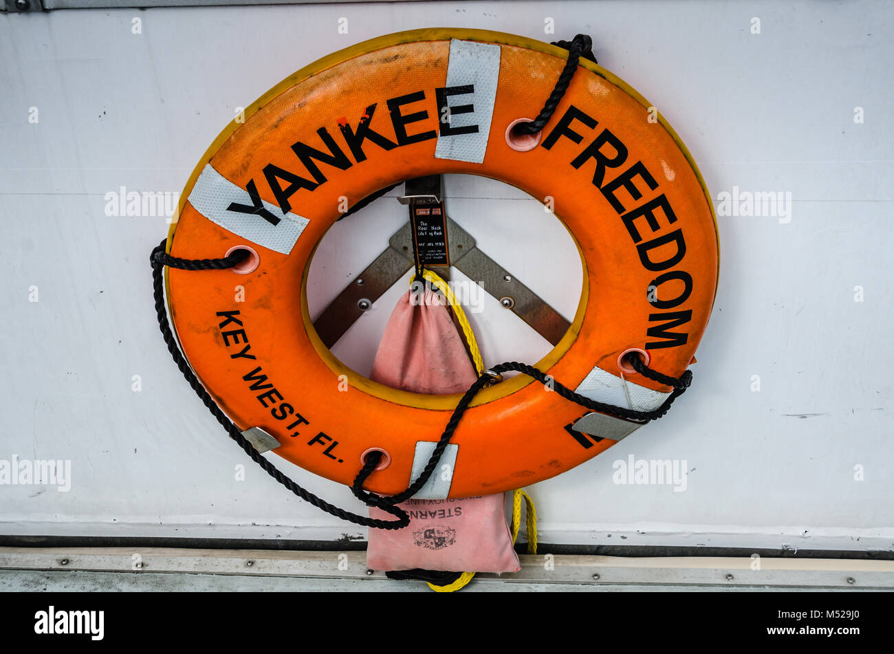 La sécurité en cas d'urgence sur l'anneau de jeter la liberté ferry transportant des passagers Yankee entre Key West, Floride et le parc national sec de Tortugas. Banque D'Images