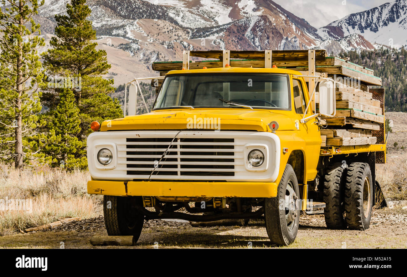 Camionnette jaune offre des lames de bois à Mammoth Lakes, en Californie. Banque D'Images