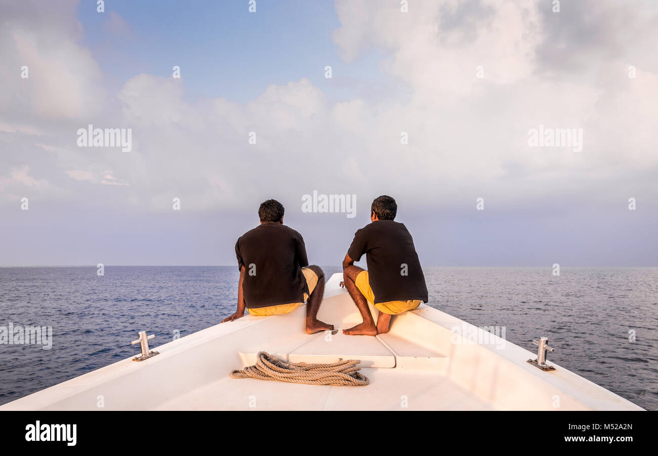 Deux matelots sur un arc aux Maldives Banque D'Images