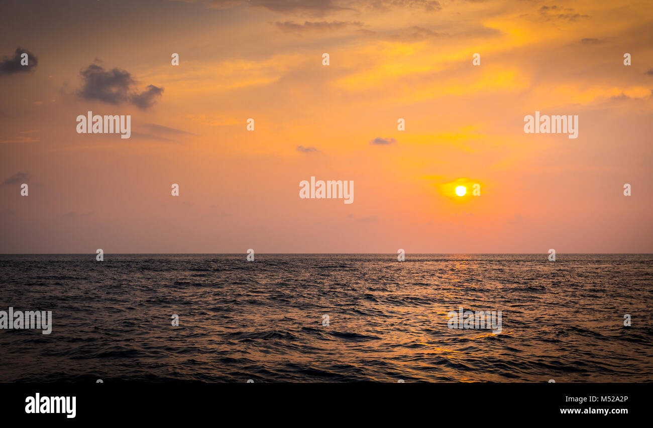 Magnifique coucher de soleil sur l'océan Indien aux Maldives Banque D'Images