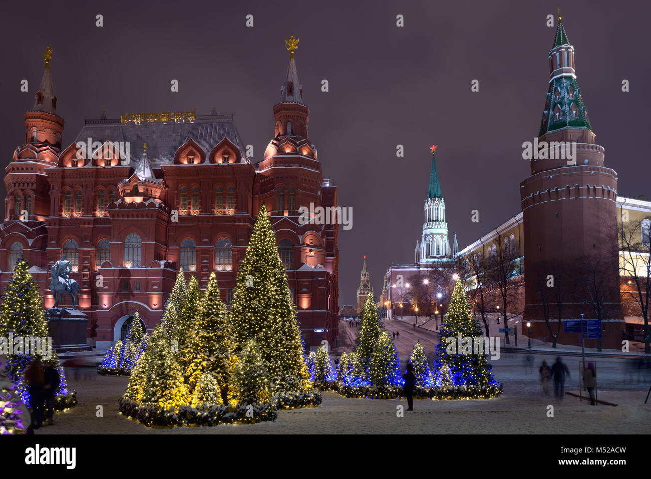 Moscou, Russie - le 29 janvier 2018 : les arbres de Noël au Carré Manezhnaya près du Musée historique et de la Place Rouge, vision de nuit. Banque D'Images