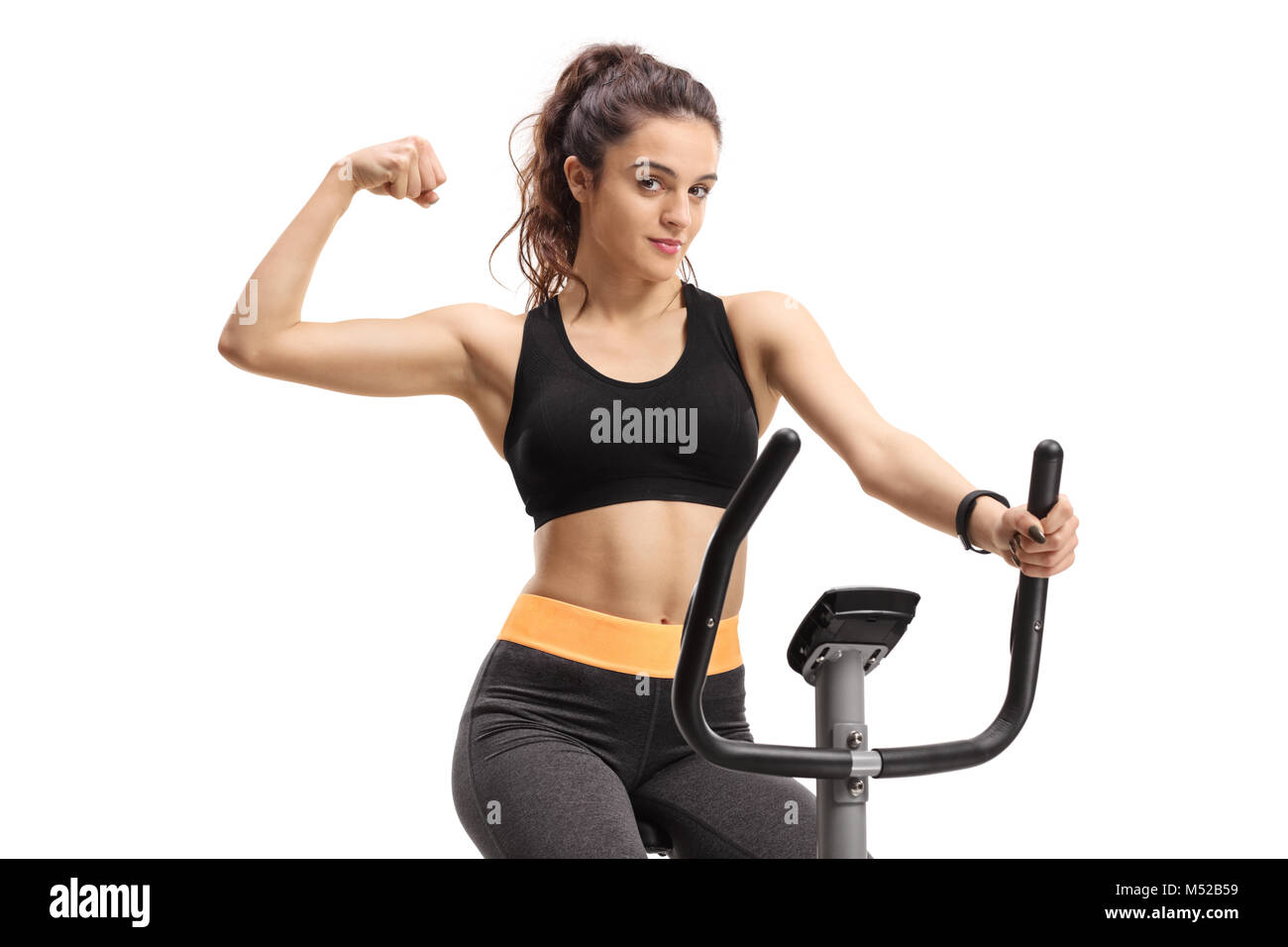 Portrait de l'exercice sur une machine de cross-trainer et ses biceps flexion isolé sur fond blanc Banque D'Images