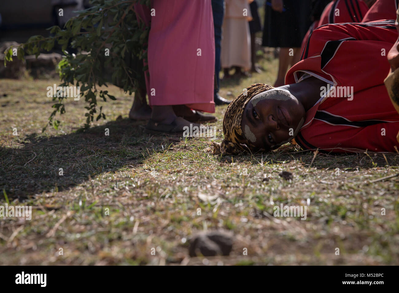 Une fille de la tribu Sebei à Kapchorwa, au nord-est de l'Ouganda, reconstituer la cérémonie qu'ils avaient avant l'excision ou les mutilations génitales féminines (MGF). La boue était enduite sur leurs visages par des aînés de la région. Les mutilations génitales féminines (MGF) a été déclaré illégal en Ouganda depuis 2010, mais les travailleurs de l'aide et la police dit que c'est encore pratiquée par les tribus dans le nord-est, y compris les Pokots, Sebei, Tepeth et Kadama. Banque D'Images