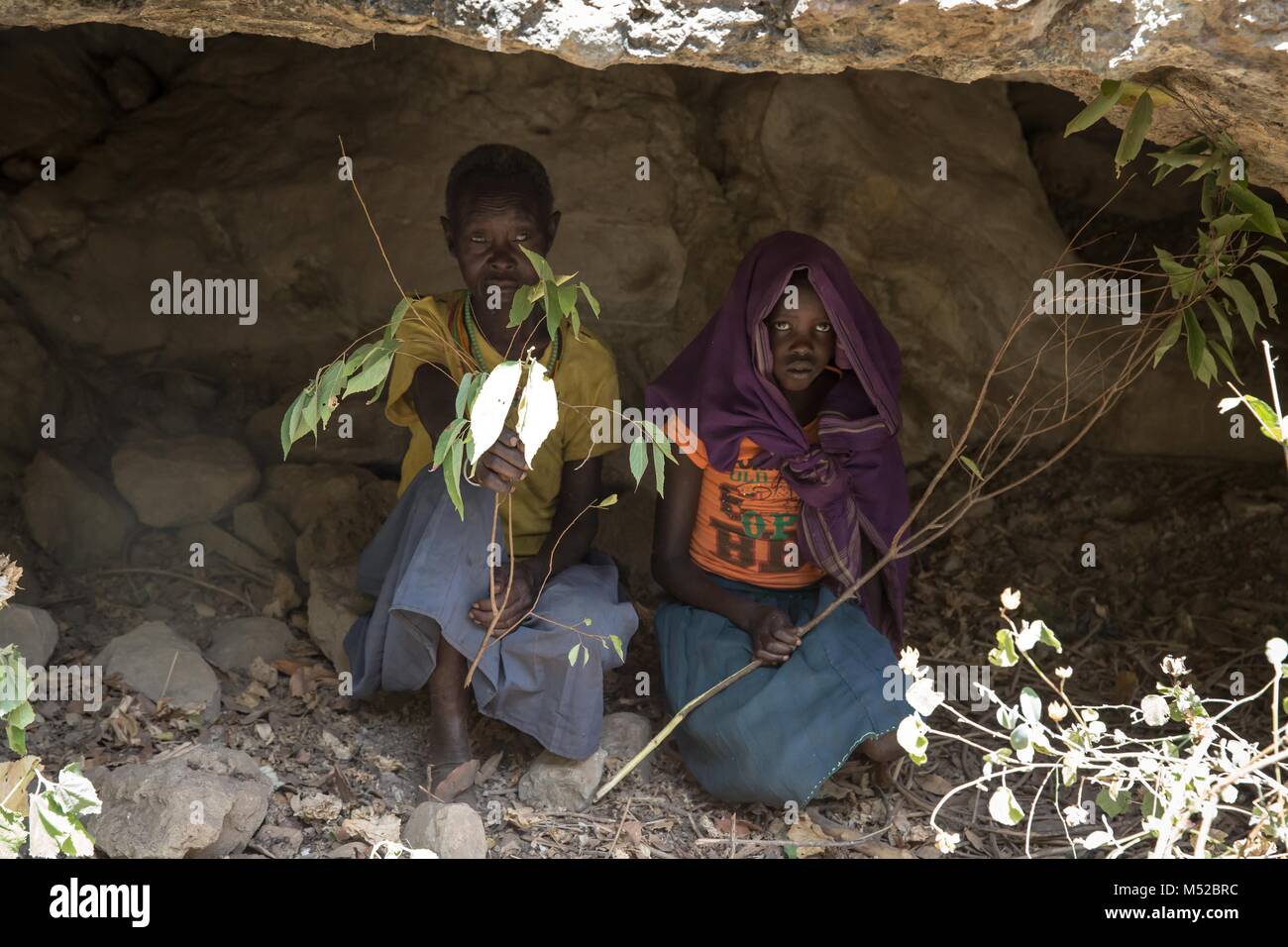 Chepureto Lebul, ancien 'cutter', et une jeune fille de la tribu Pokot part à un reenaction la cérémonie de Pokot peuple tribal effectuer avant qu'une fille est soumis à des mutilations génitales féminines (MGF). Les mutilations génitales féminines (MGF) a été déclaré illégal en Ouganda depuis 2010, mais les travailleurs de l'aide et la police dit que c'est encore pratiquée par les tribus dans le nord-est, y compris les Pokots, Sebei, Tepeth et Kadama. Banque D'Images