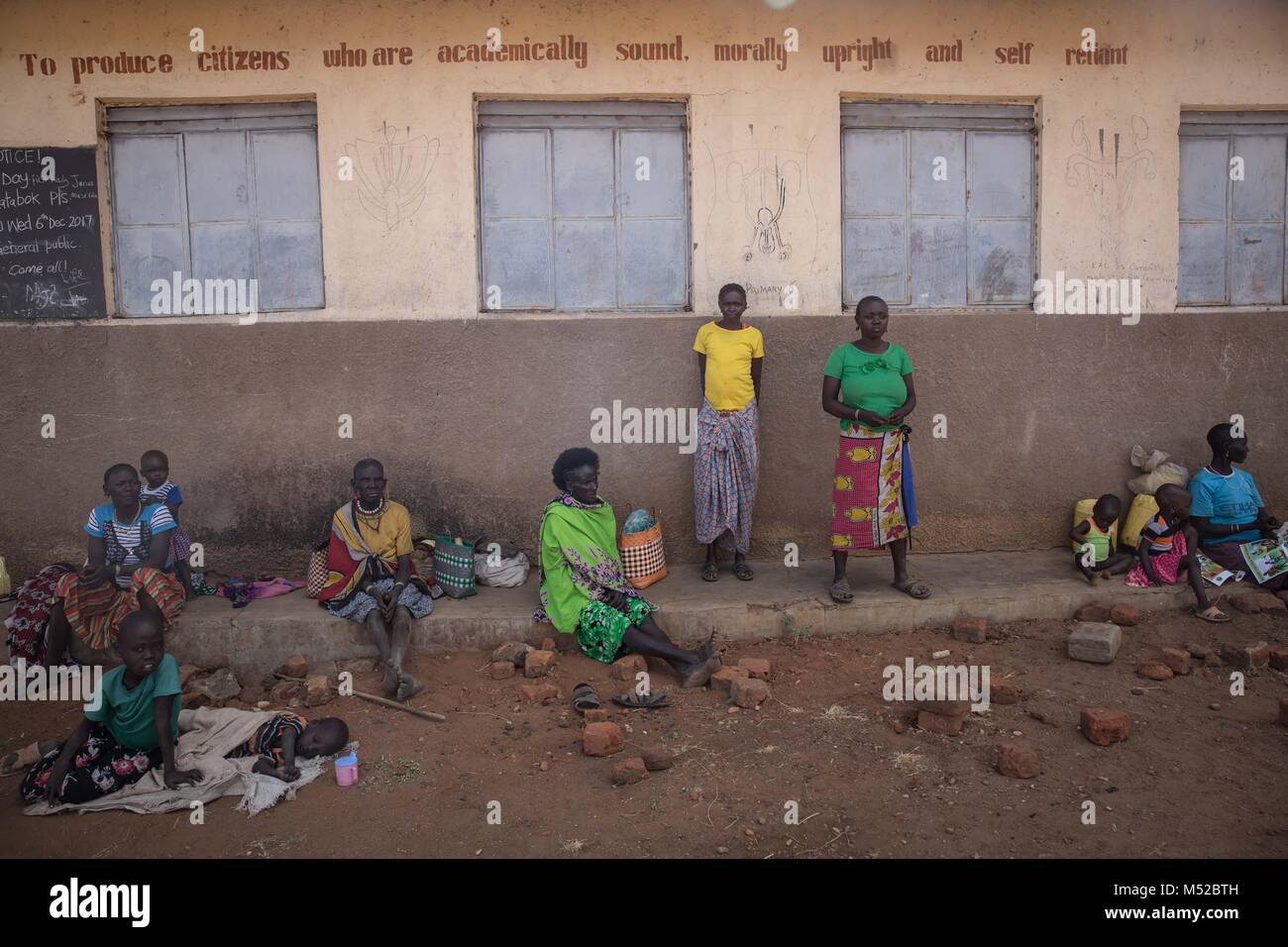 Les femmes et les filles s'asseoir à l'extérieur de l'école primaire. Katabok Les mutilations génitales féminines (MGF) a été déclaré illégal en Ouganda depuis 2010, mais les travailleurs de l'aide et la police dit que c'est encore pratiquée par les tribus dans le nord-est, y compris les Pokots, Sebei, Tepeth et Kadama. Banque D'Images