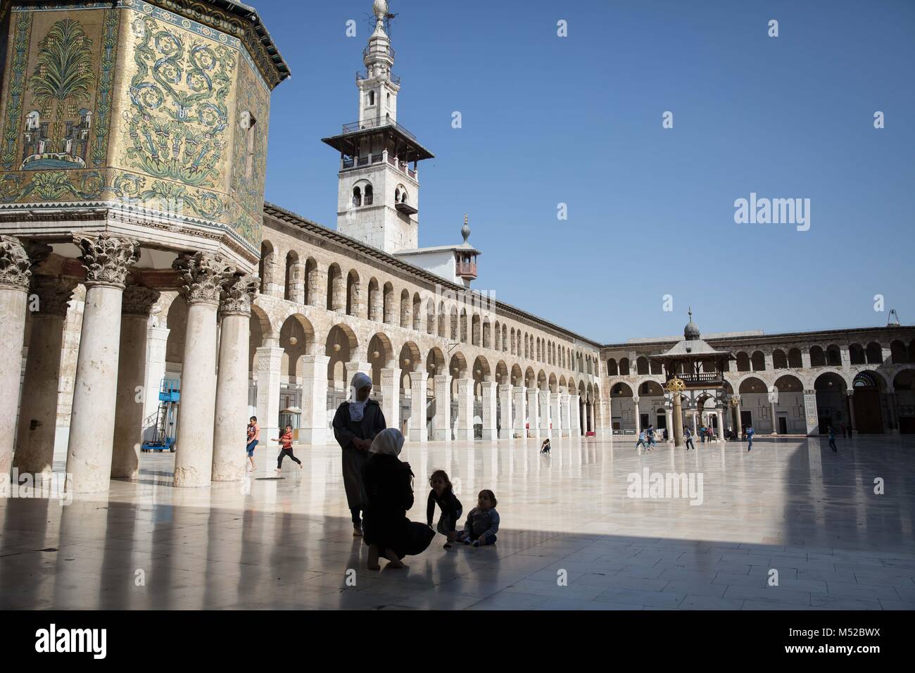 Les enfants jouent dans la mosquée des Omeyyades de Damas au cours de la prière du vendredi. Malgré le conflit en cours en Syrie, dans la vie des pièces détenues par le gouvernement de Damas porte toujours sur relativement pacifiquement. Damas, la capitale de la Syrie, est le plus souvent sous contrôle officiel par le gouvernement syrien du président Bachar al-Assad. Banque D'Images