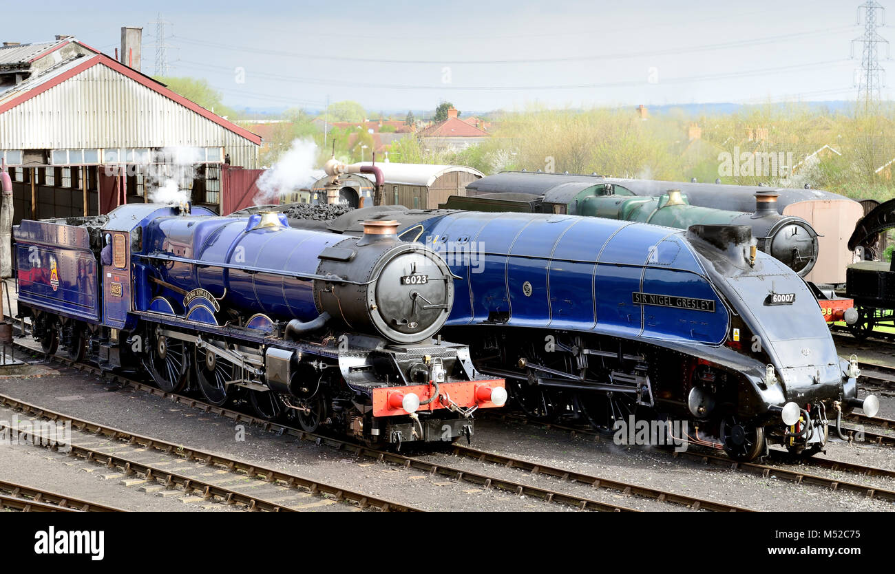 À vapeur Locomotives Le roi Édouard II et Sir Nigel Gresley à Didcot Railway Centre au cours de la 'Une fois dans une Lune Bleue. Banque D'Images