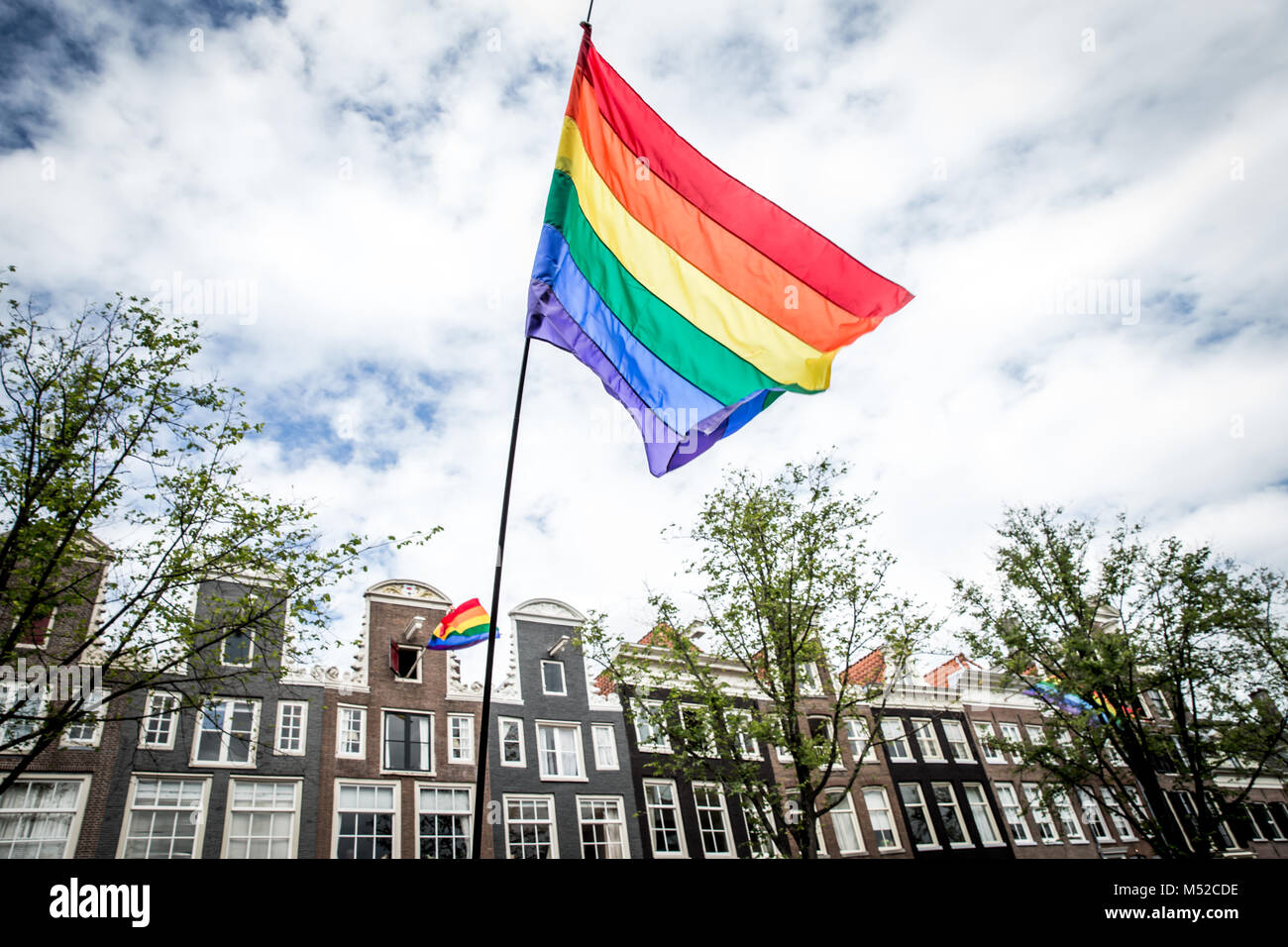 Un drapeau arc-en-ciel d'être affichées le long de l'itinéraire du défilé. Amsterdam Pride Parade 2017 hébergé dans les canaux de la capitale néerlandaise. Banque D'Images