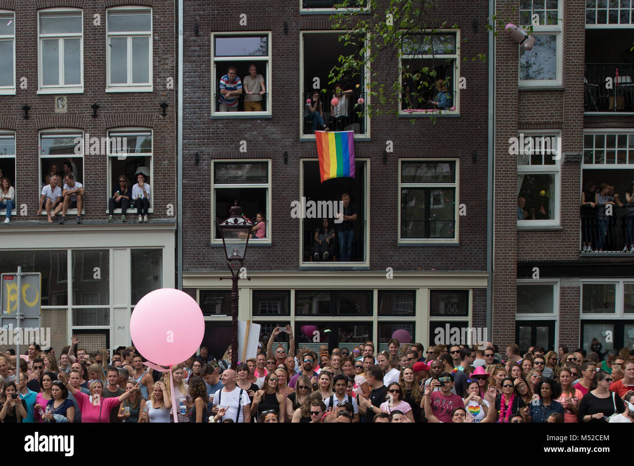 Un drapeau arc-en-ciel est affiché sur l'un des bâtiments le long du parcours. Amsterdam Pride Parade 2017 hébergé dans les canaux de la capitale néerlandaise. Banque D'Images