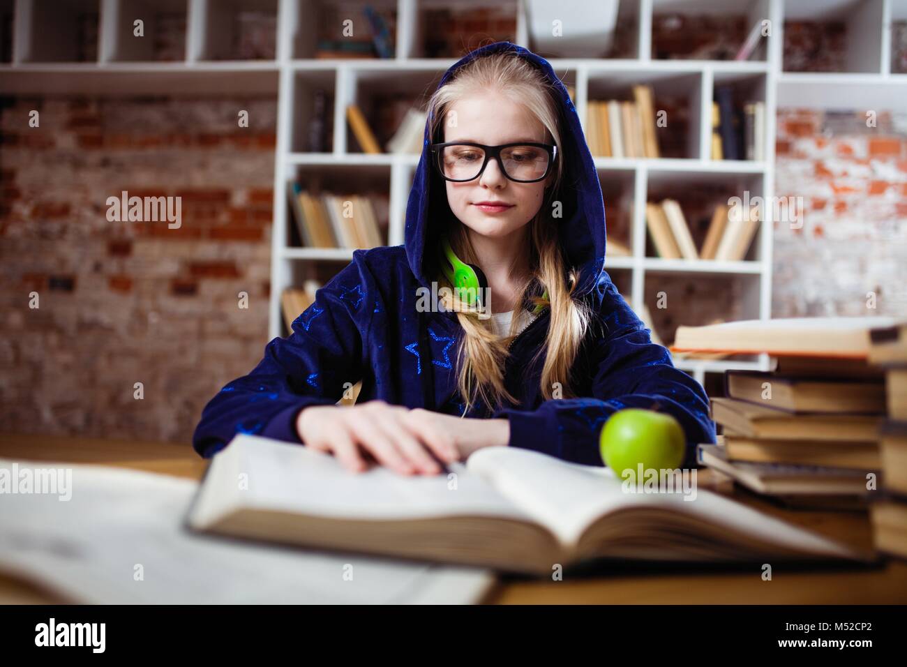 Teenage girl in a library Banque D'Images