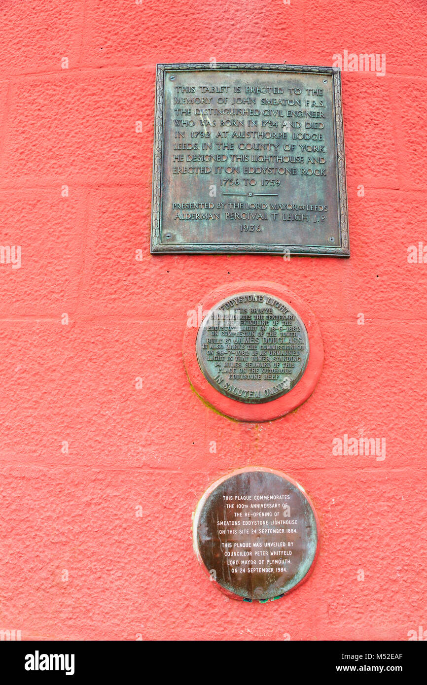 Plaques en laiton sur l'extérieur de Smeaton's Tower, Plymouth Hoe, Plymouth, Devon, Angleterre. Reconstruite Eddystone lighthouse érigé en mémoire des des Banque D'Images