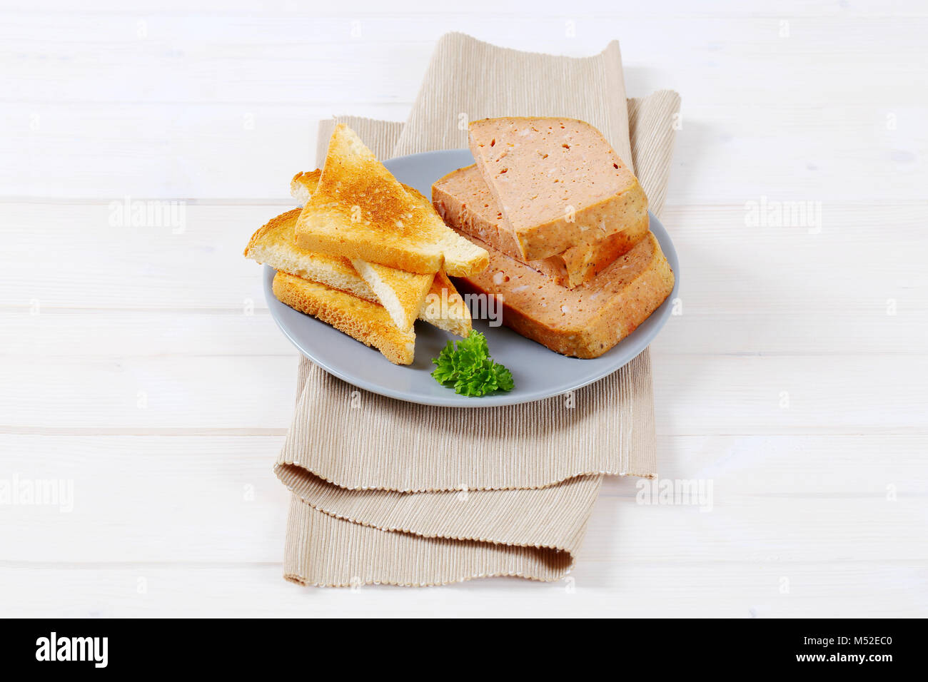 Pain de viande avec du pain grillé sur plaque gris Banque D'Images