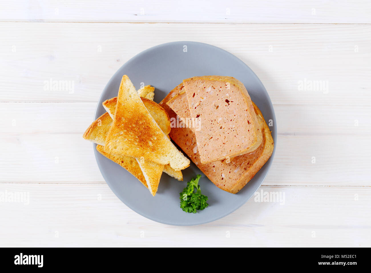 Pain de viande avec du pain grillé sur plaque gris Banque D'Images