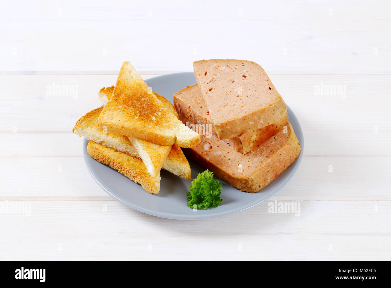 Pain de viande avec du pain grillé sur plaque gris Banque D'Images