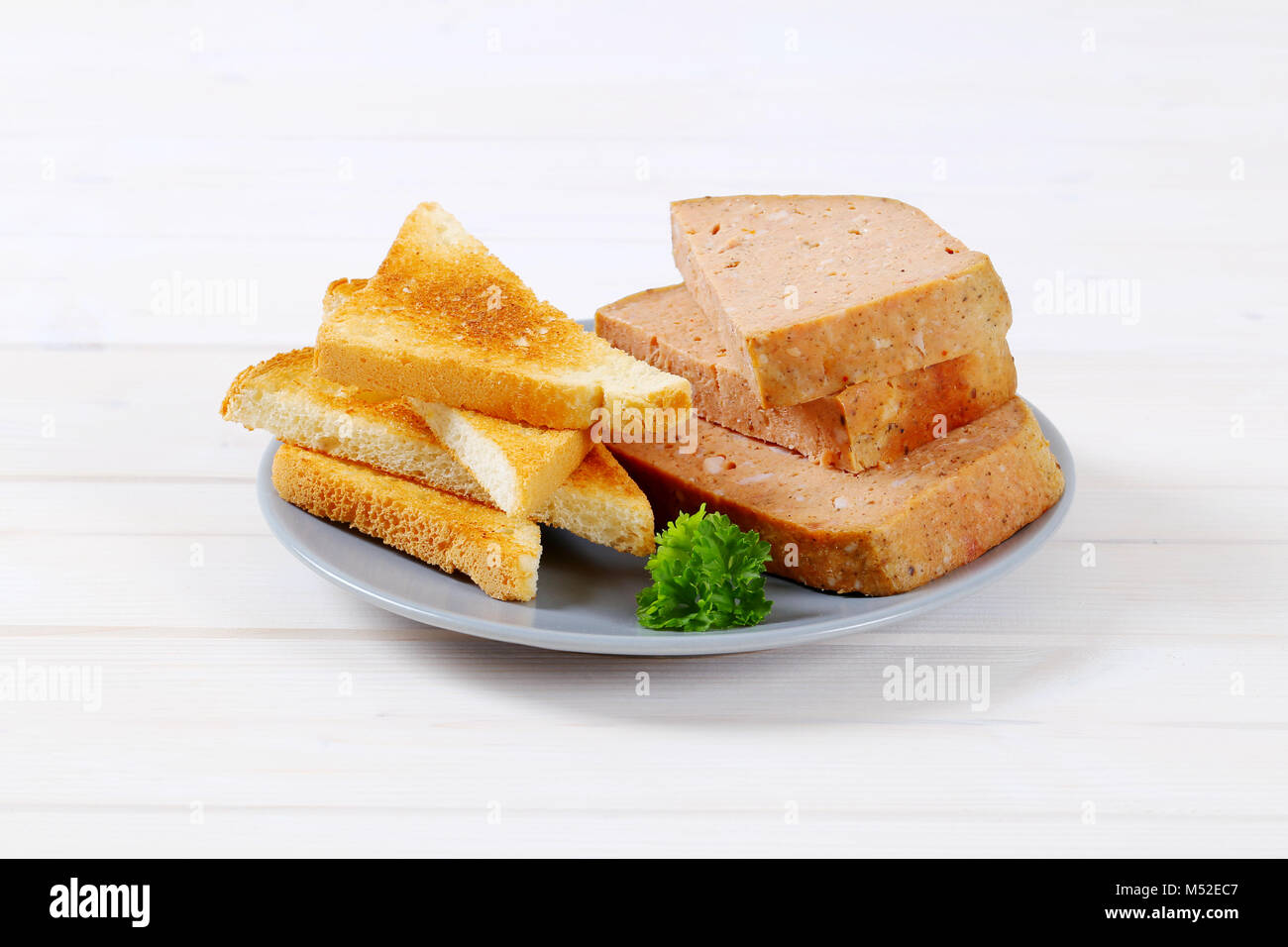 Pain de viande avec du pain grillé sur plaque gris Banque D'Images