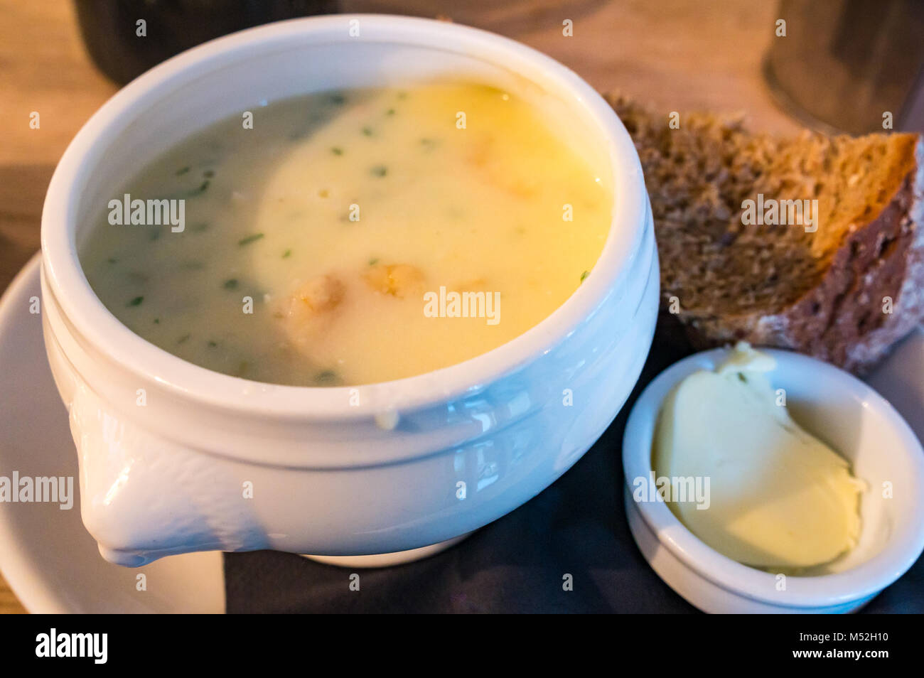 Cullen Skink soup servi dans une soupière en céramique blanche avec du pain et du beurre dans Rockpool Cafe, Cullen, Moray Ecosse, Royaume-Uni Banque D'Images