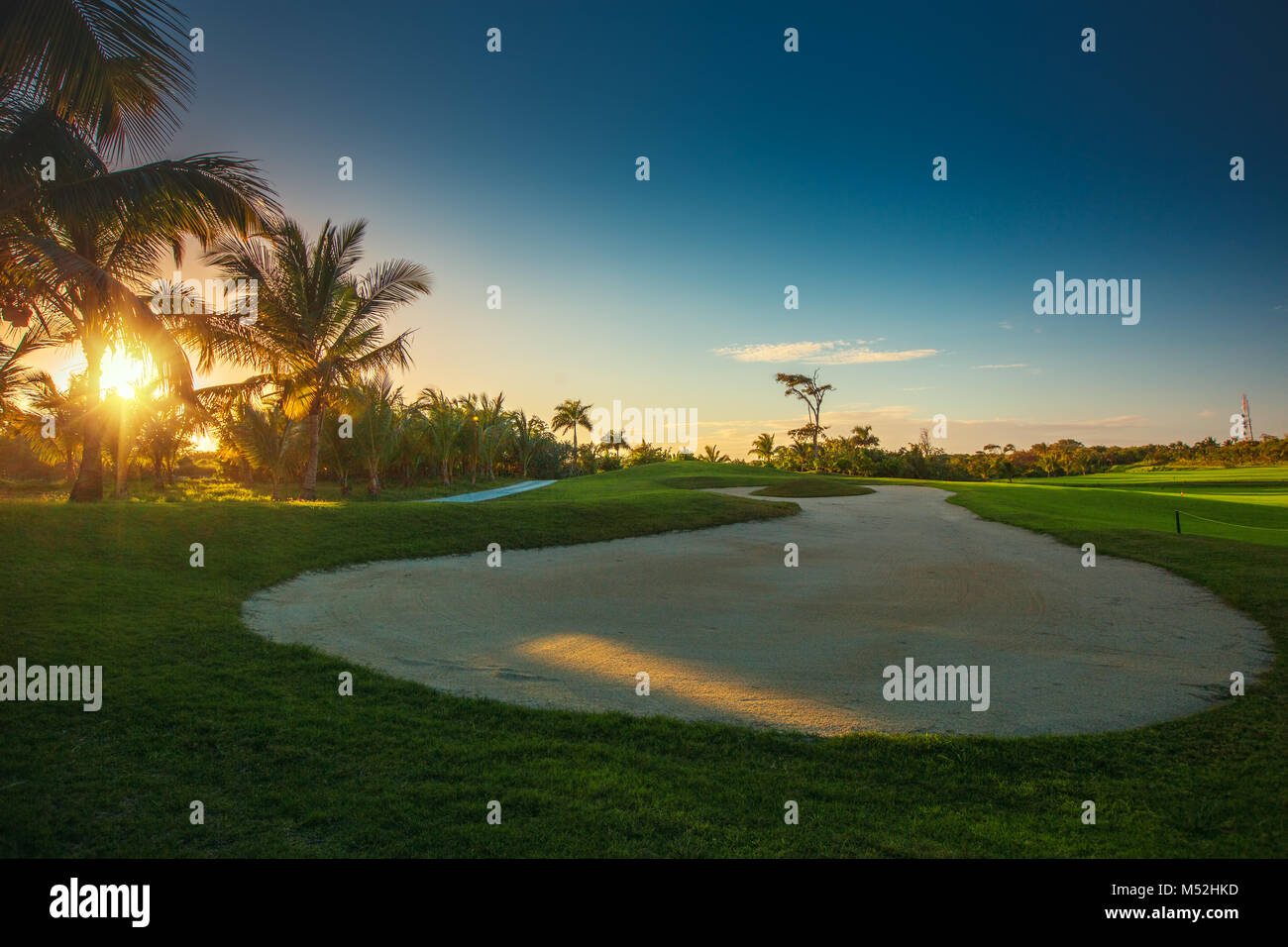 Les bunkers de sable au magnifique terrain de golf de l'île tropicale. Banque D'Images