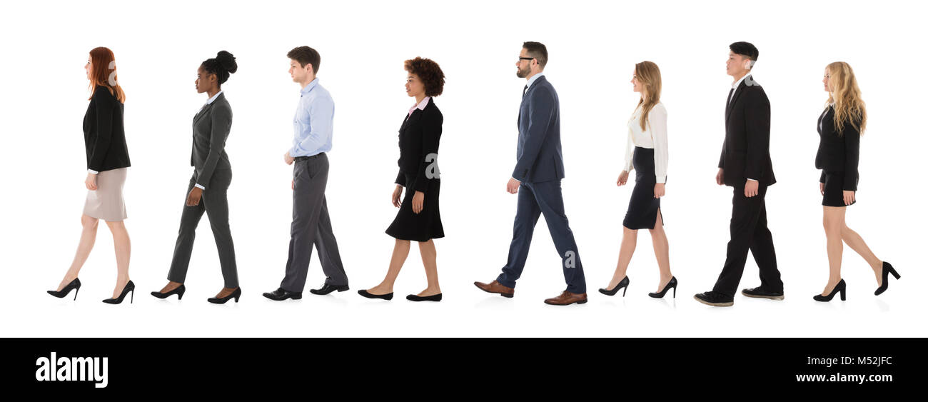 Businesspeople Walking dans une ligne sur fond blanc Banque D'Images