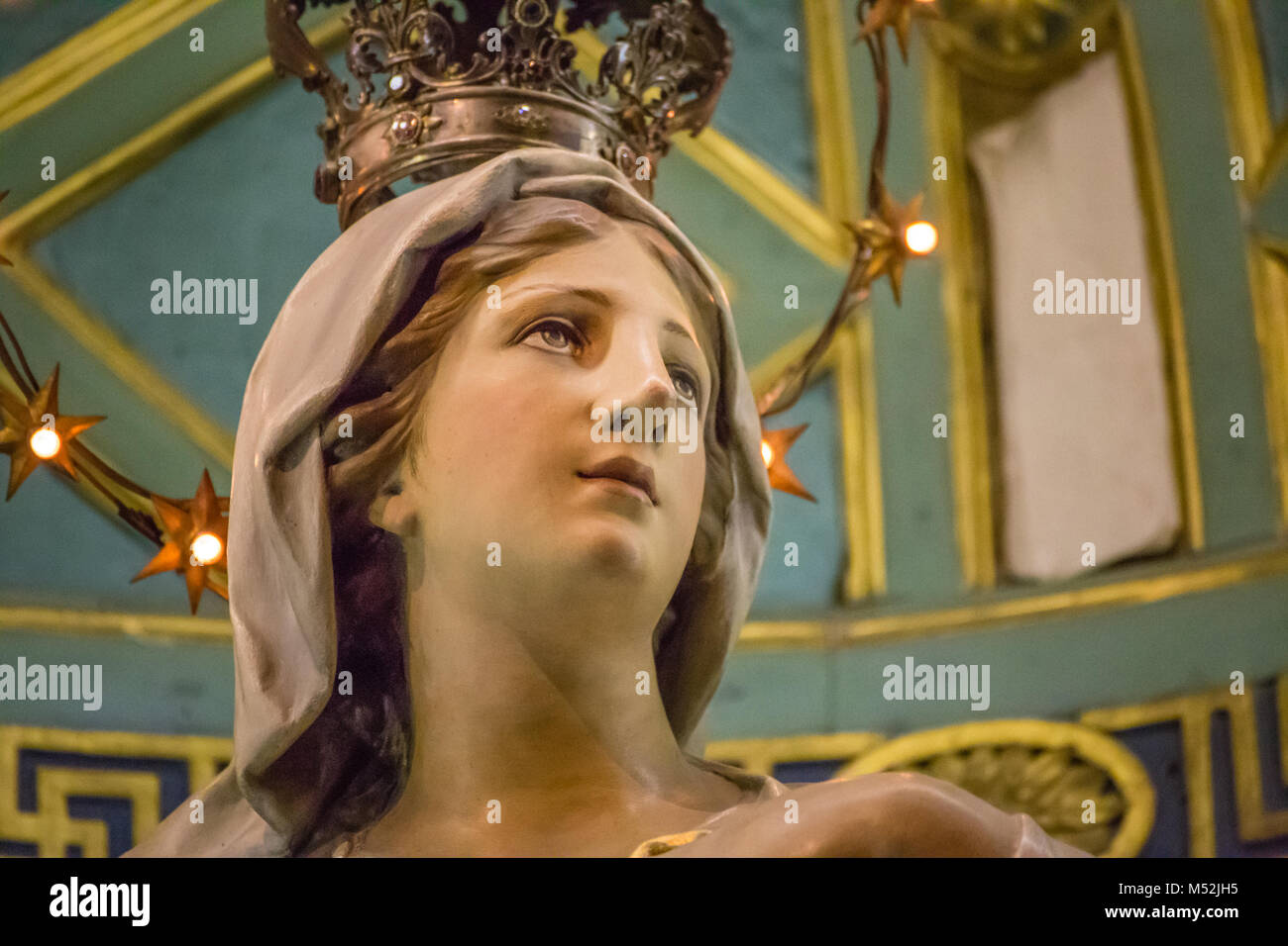 Statue De La Vierge Marie Avec Couronne D Etoiles Photo Stock Alamy