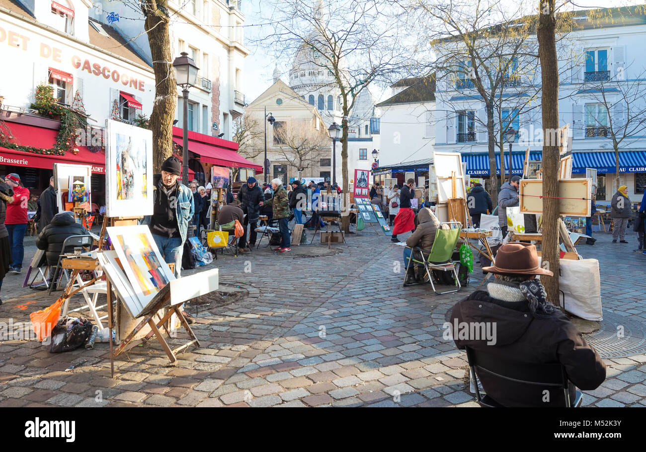 Vente peintres leur travail sur la célèbre Place du Tertre à Montmartre, Paris, France. Banque D'Images